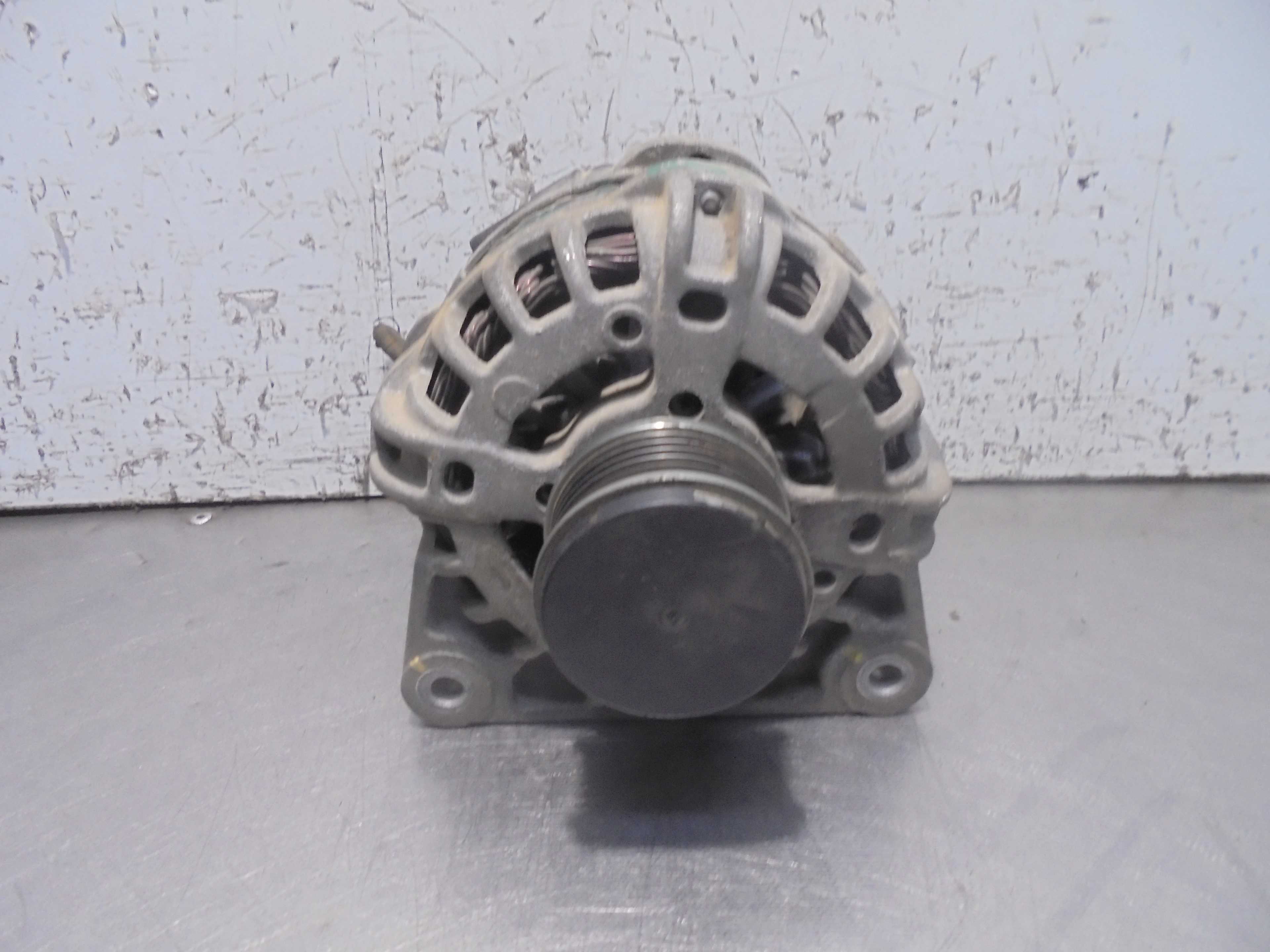 Recambio de alternador para dacia duster 1.5 dci diesel fap cat referencia OEM IAM 231005933R BOSCH 