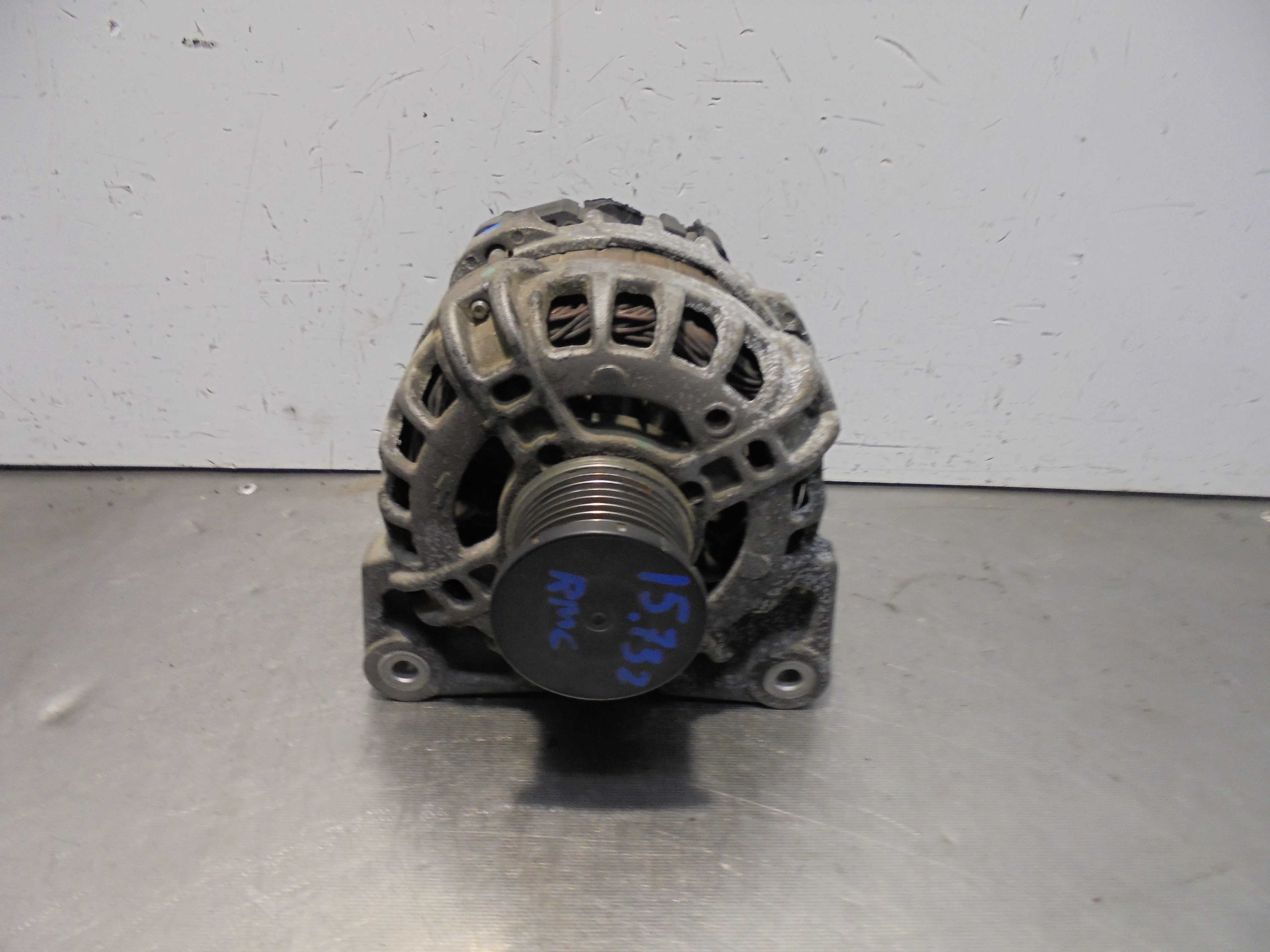 Recambio de alternador para dacia sandero stepway referencia OEM IAM 231005079R BOSCH 