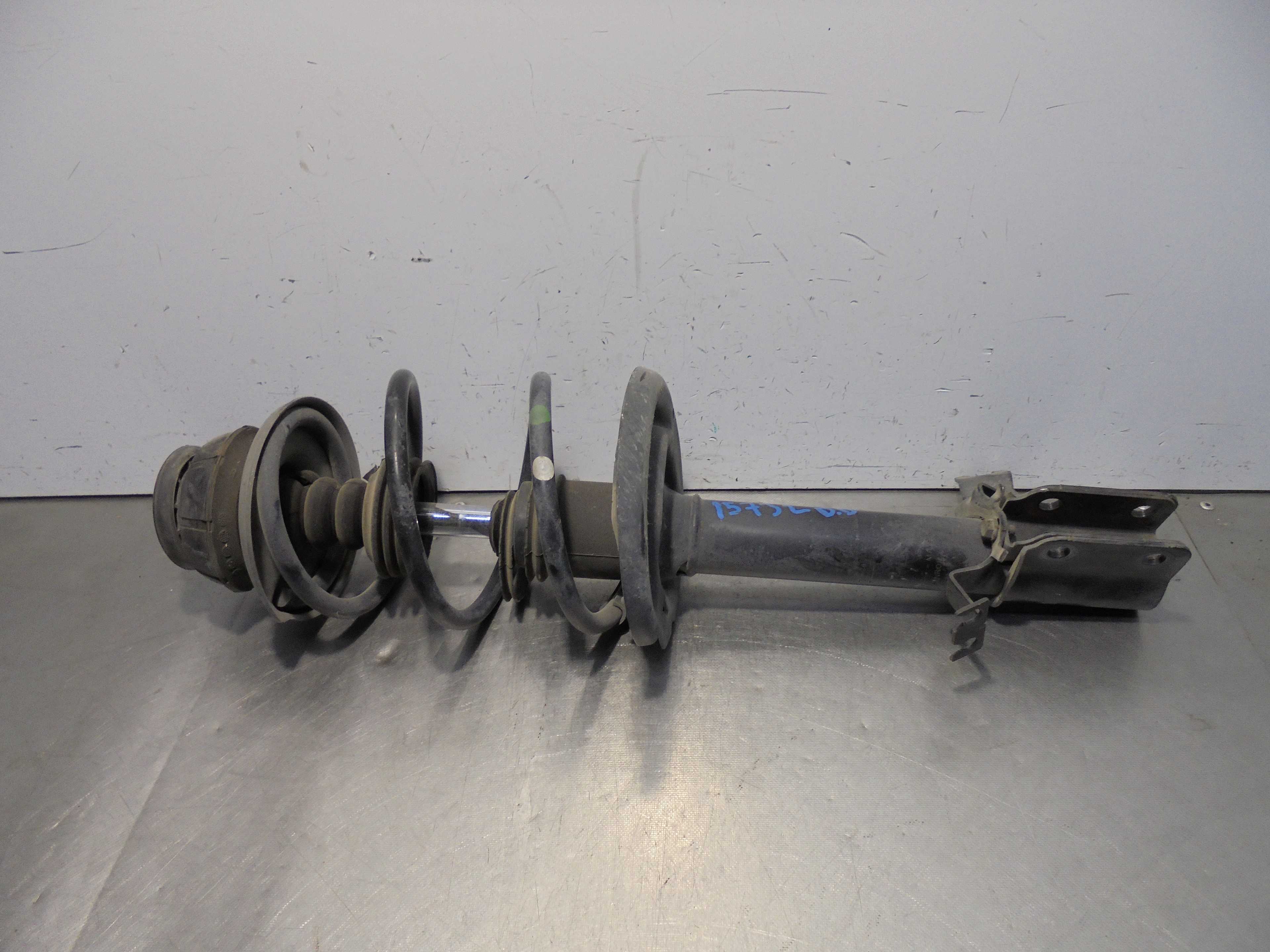 Recambio de amortiguador delantero derecho para dacia sandero stepway referencia OEM IAM 543029731R  