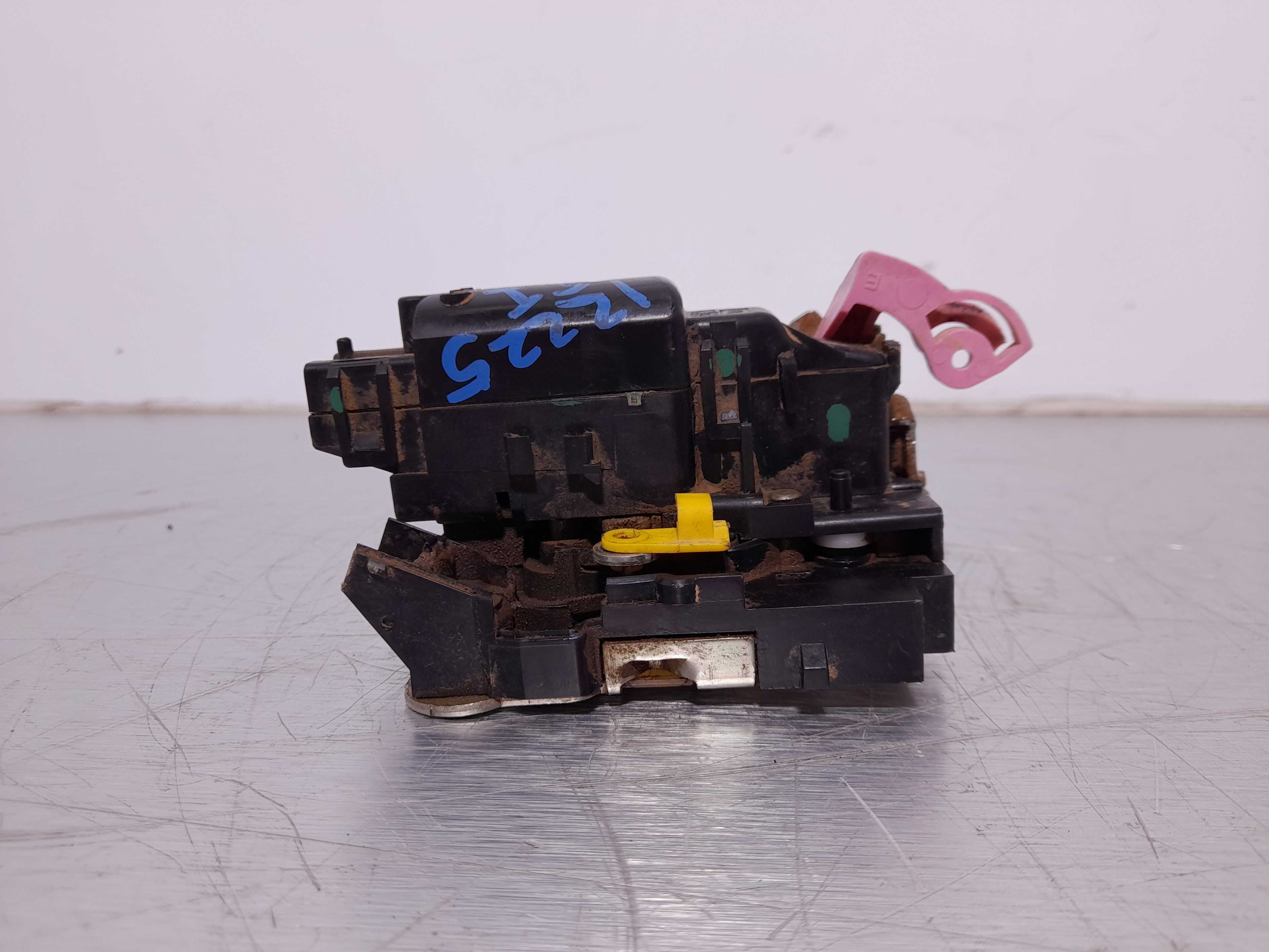 Recambio de cerradura puerta trasera izquierda para dacia duster 1.5 dci diesel fap cat referencia OEM IAM  VALEO 