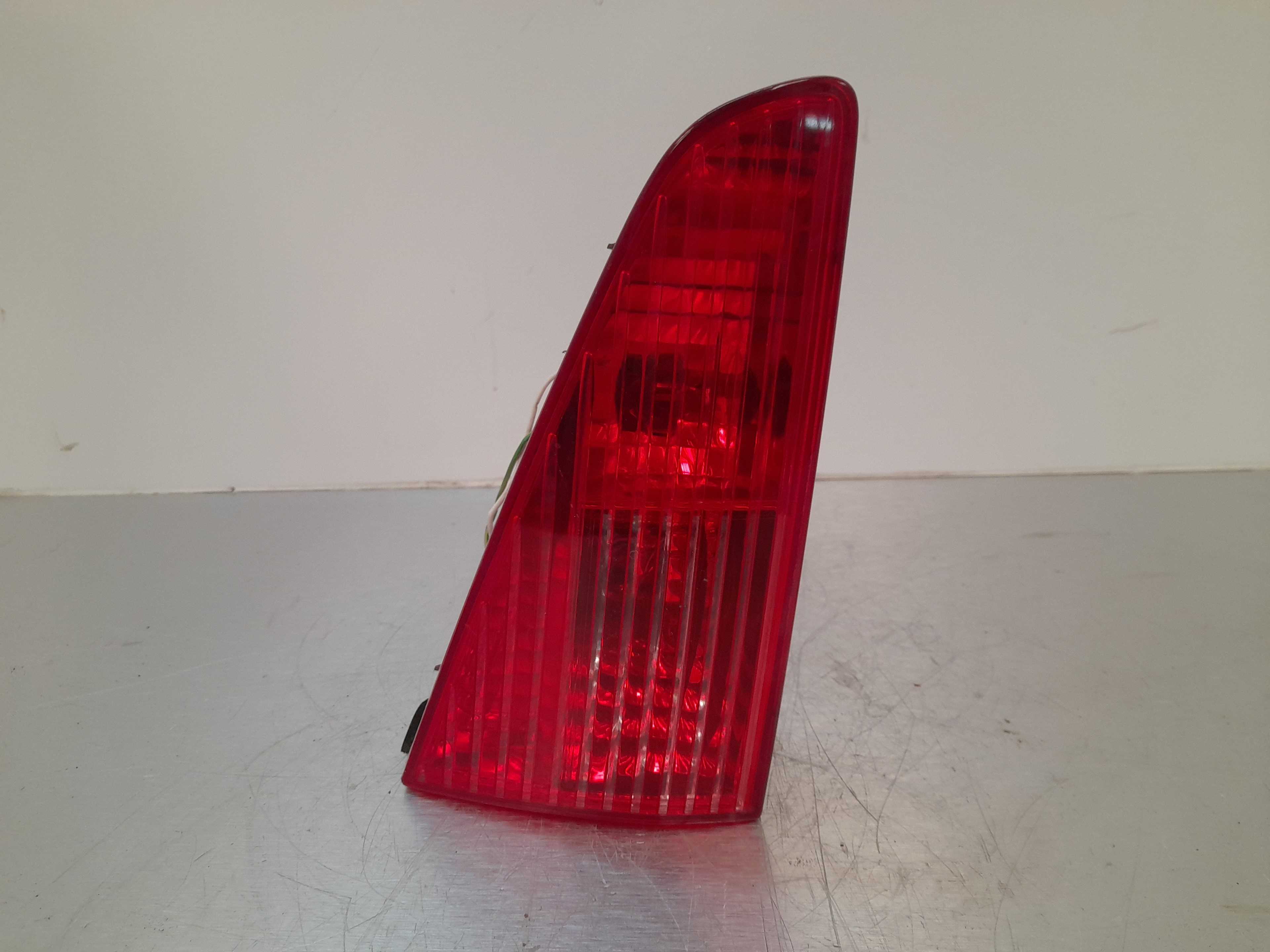 Recambio de piloto porton trasero izquierdo para peugeot 607 (s2) básico referencia OEM IAM   