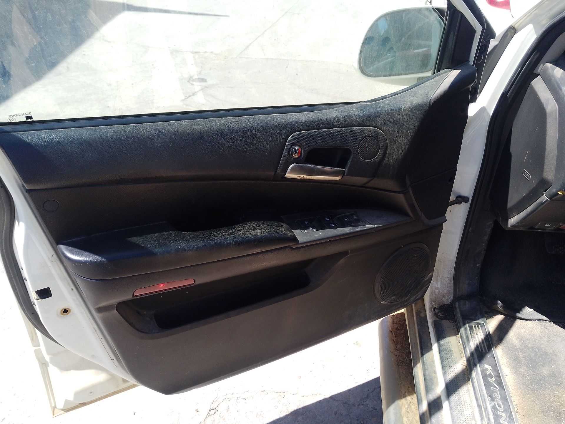 Recambio de guarnecido puerta delantera izquierda para ssangyong kyron 2.0 xdi referencia OEM IAM   