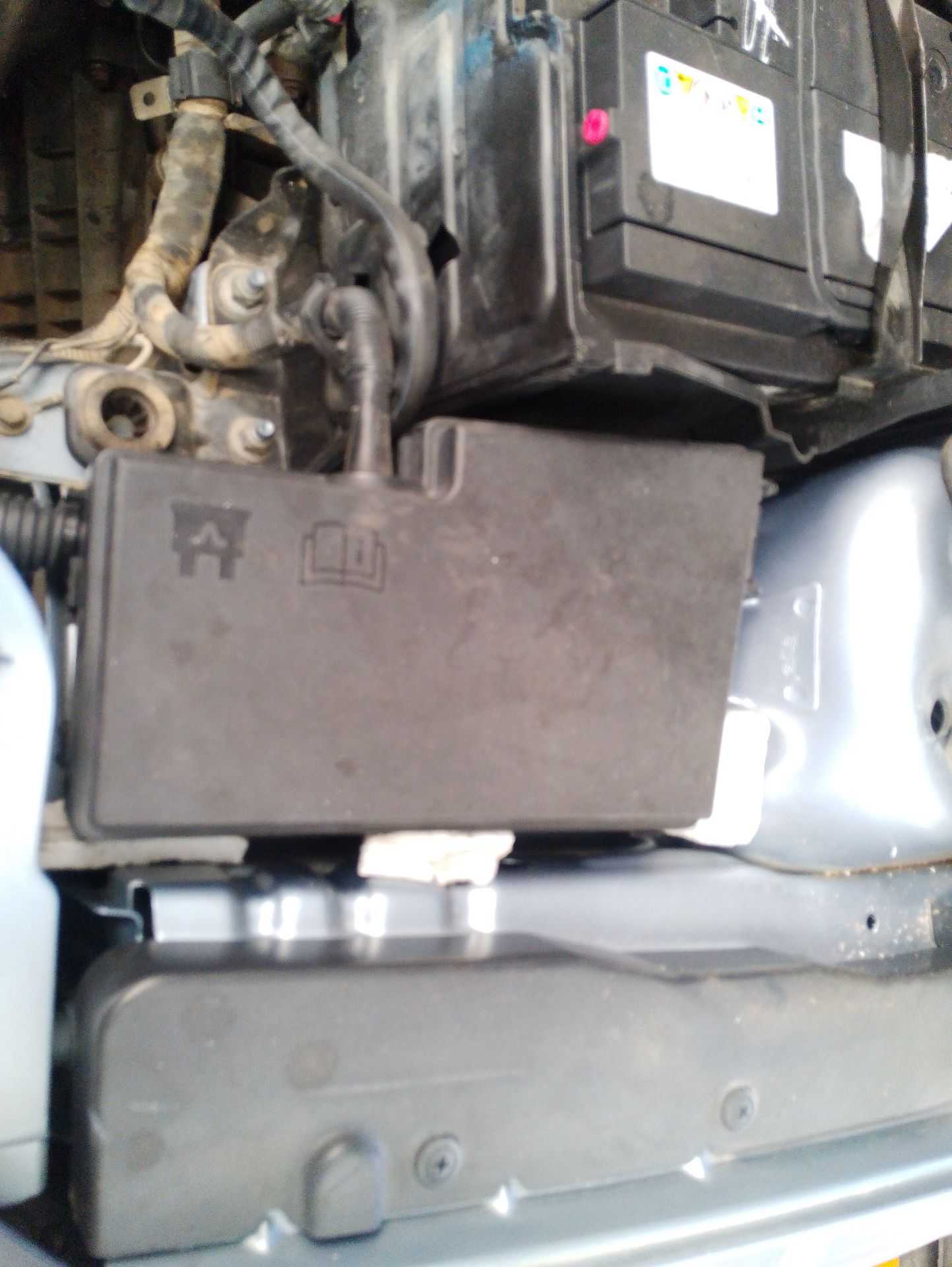 Recambio de caja reles / fusibles para ford focus ii descapotable 2.0 tdci referencia OEM IAM 2027109  