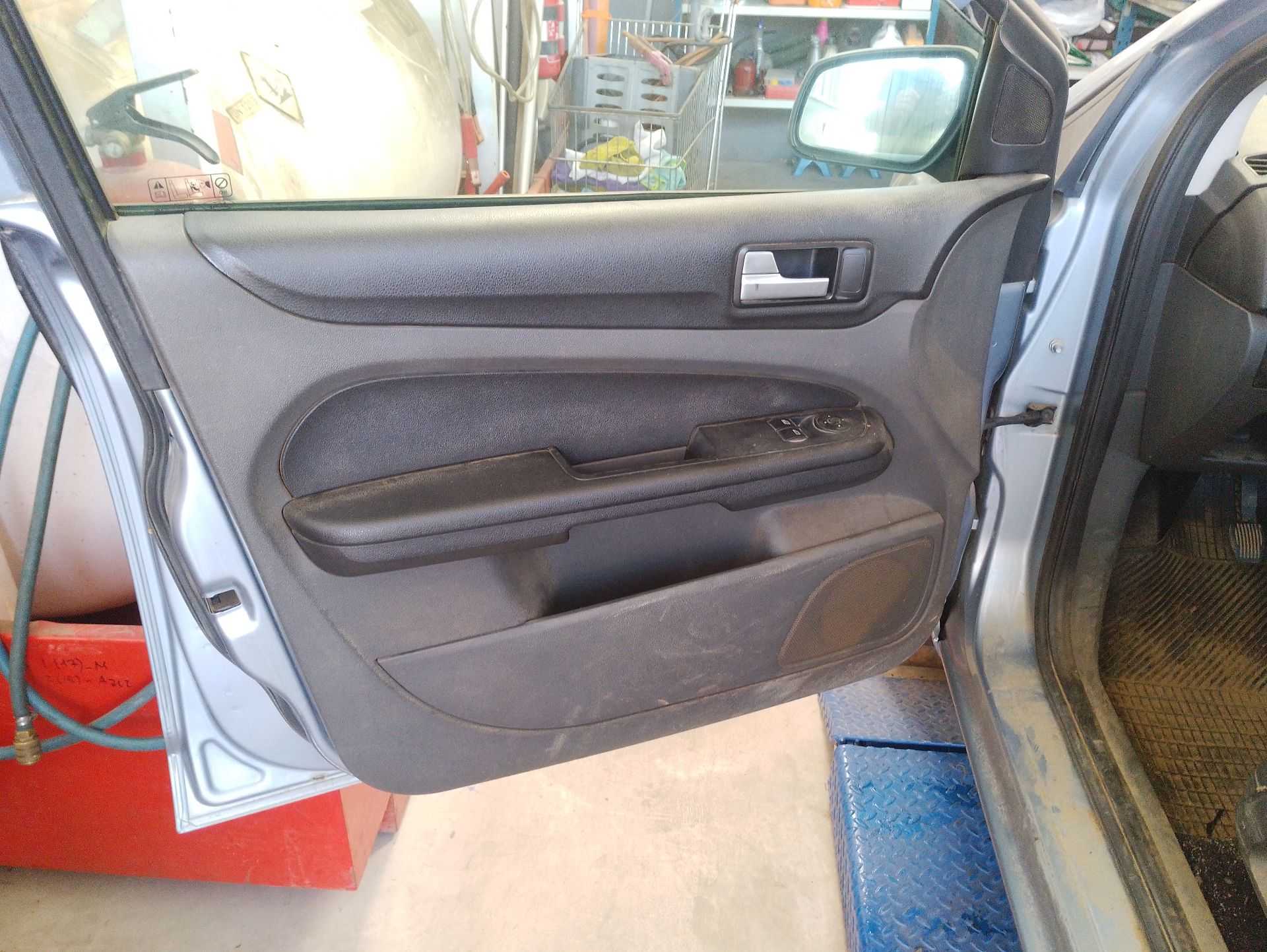 Recambio de guarnecido puerta delantera izquierda para ford focus ii descapotable 2.0 tdci referencia OEM IAM   