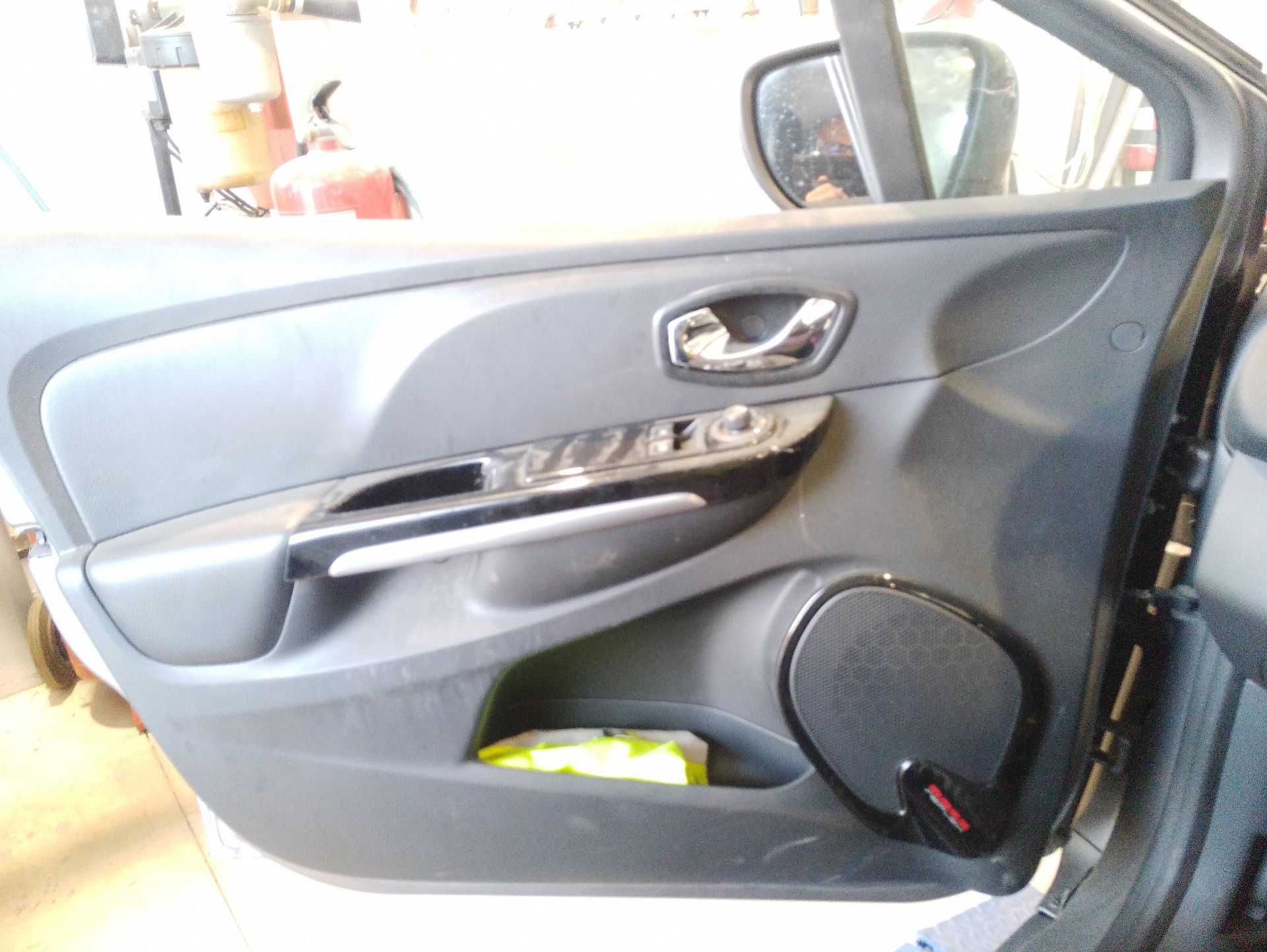 Recambio de guarnecido puerta delantera izquierda para renault clio iv (bh_) 1.5 dci 90 referencia OEM IAM   