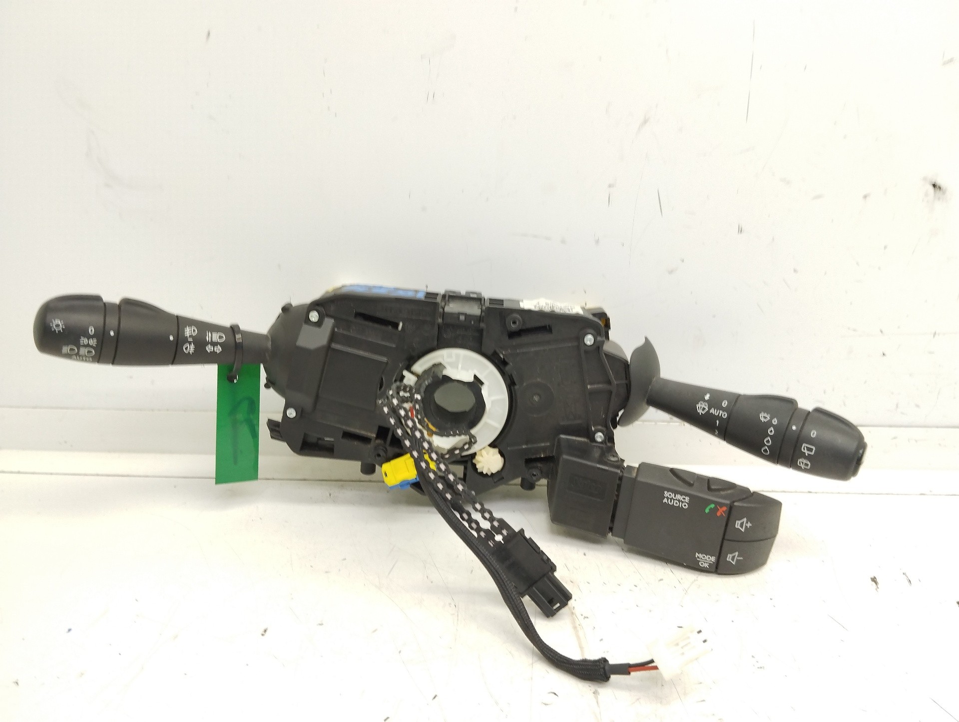 Recambio de mando luces/intermitencia (com2000) para renault clio iv zen referencia OEM IAM E10670323 255407916R 8201168013