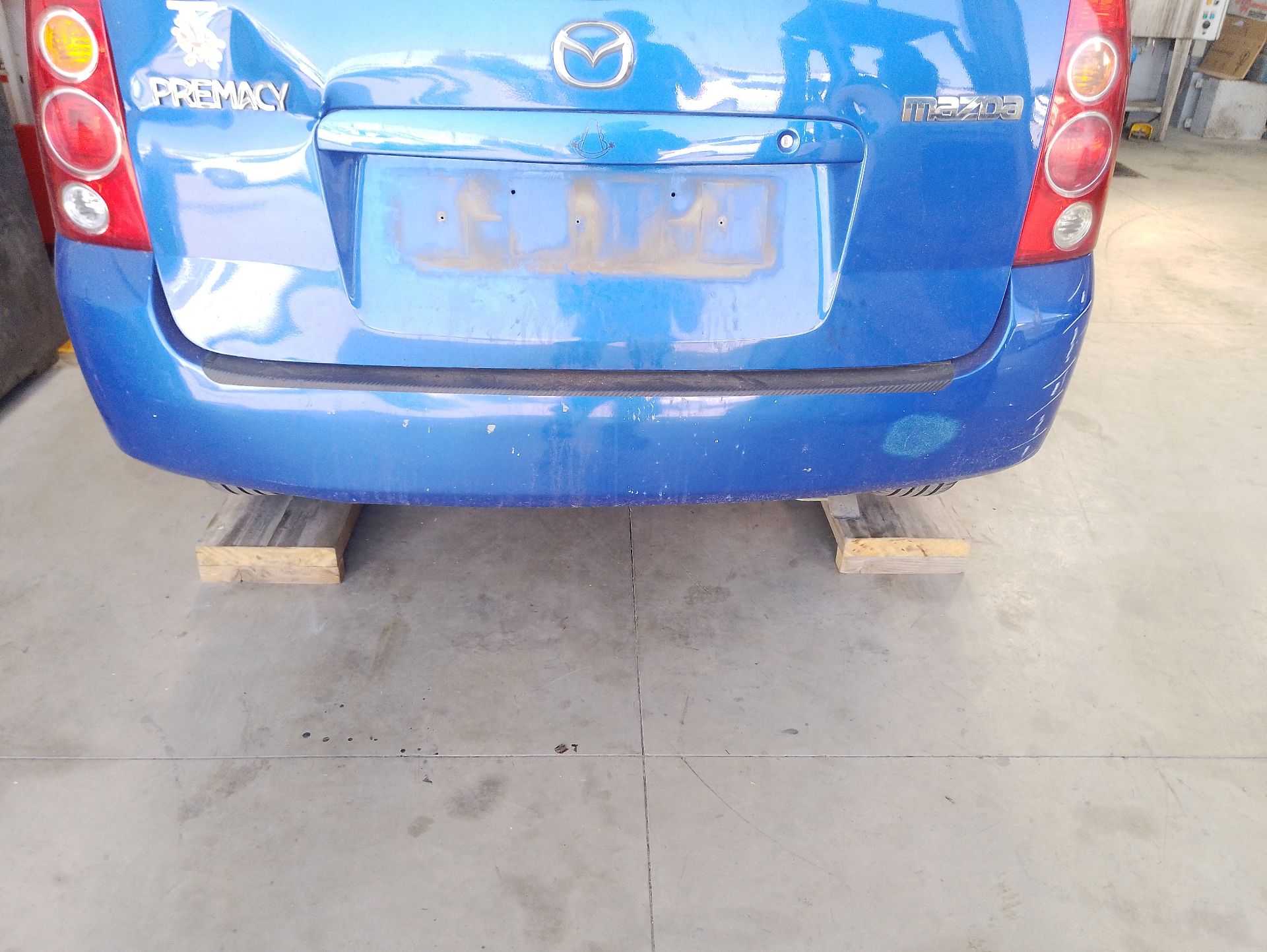 Recambio de paragolpes trasero para mazda premacy (cp) 2.0 td referencia OEM IAM C10050221BBB  