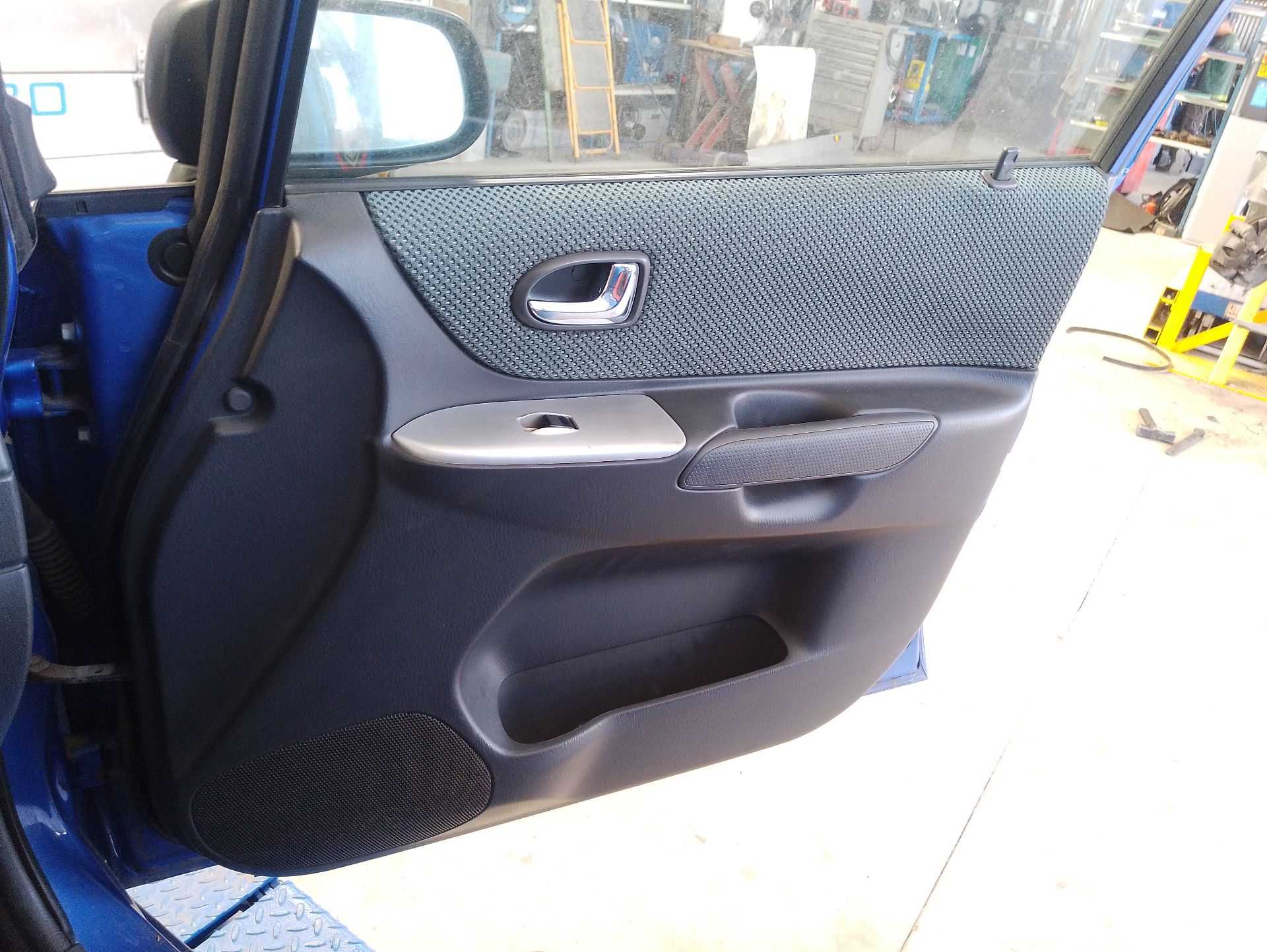 Recambio de guarnecido puerta delantera derecha para mazda premacy (cp) 2.0 td referencia OEM IAM   