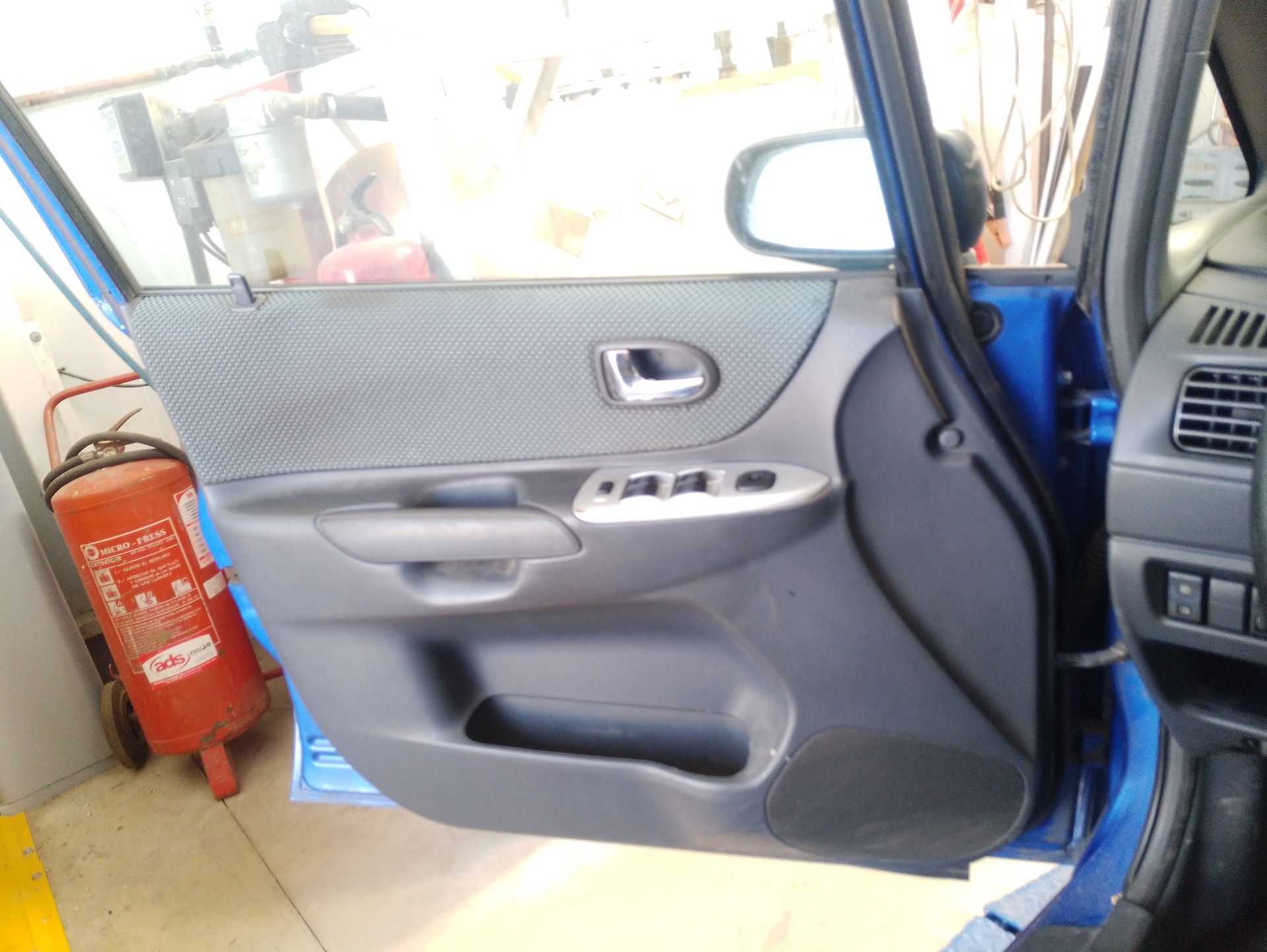 Recambio de guarnecido puerta delantera izquierda para mazda premacy (cp) 2.0 td referencia OEM IAM   