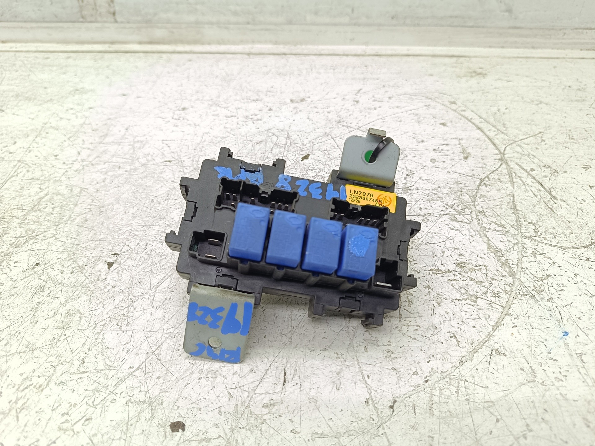 Recambio de caja reles / fusibles para renault koleos bose edition referencia OEM IAM 252360745R  