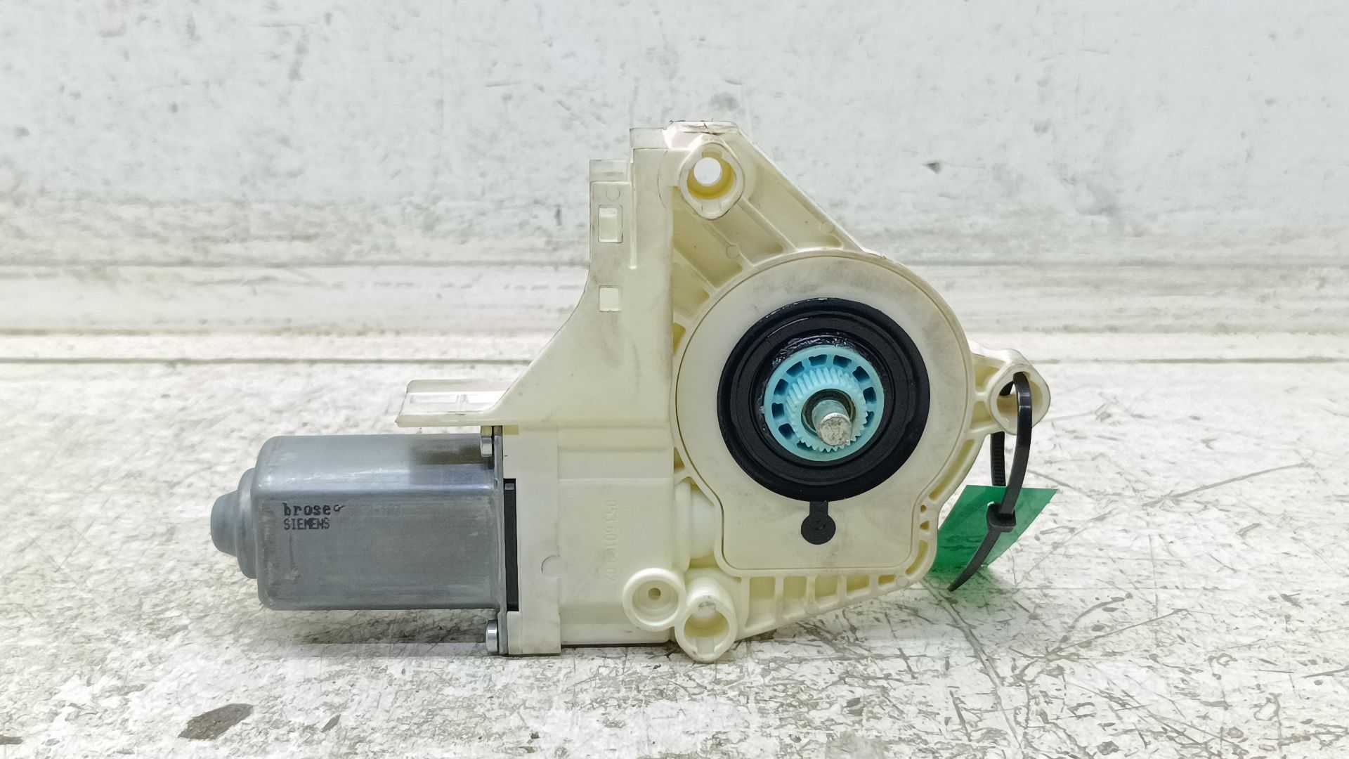 Recambio de motor elevalunas trasero izquierdo para land rover discovery v6 td edition 60 yrs referencia OEM IAM   
