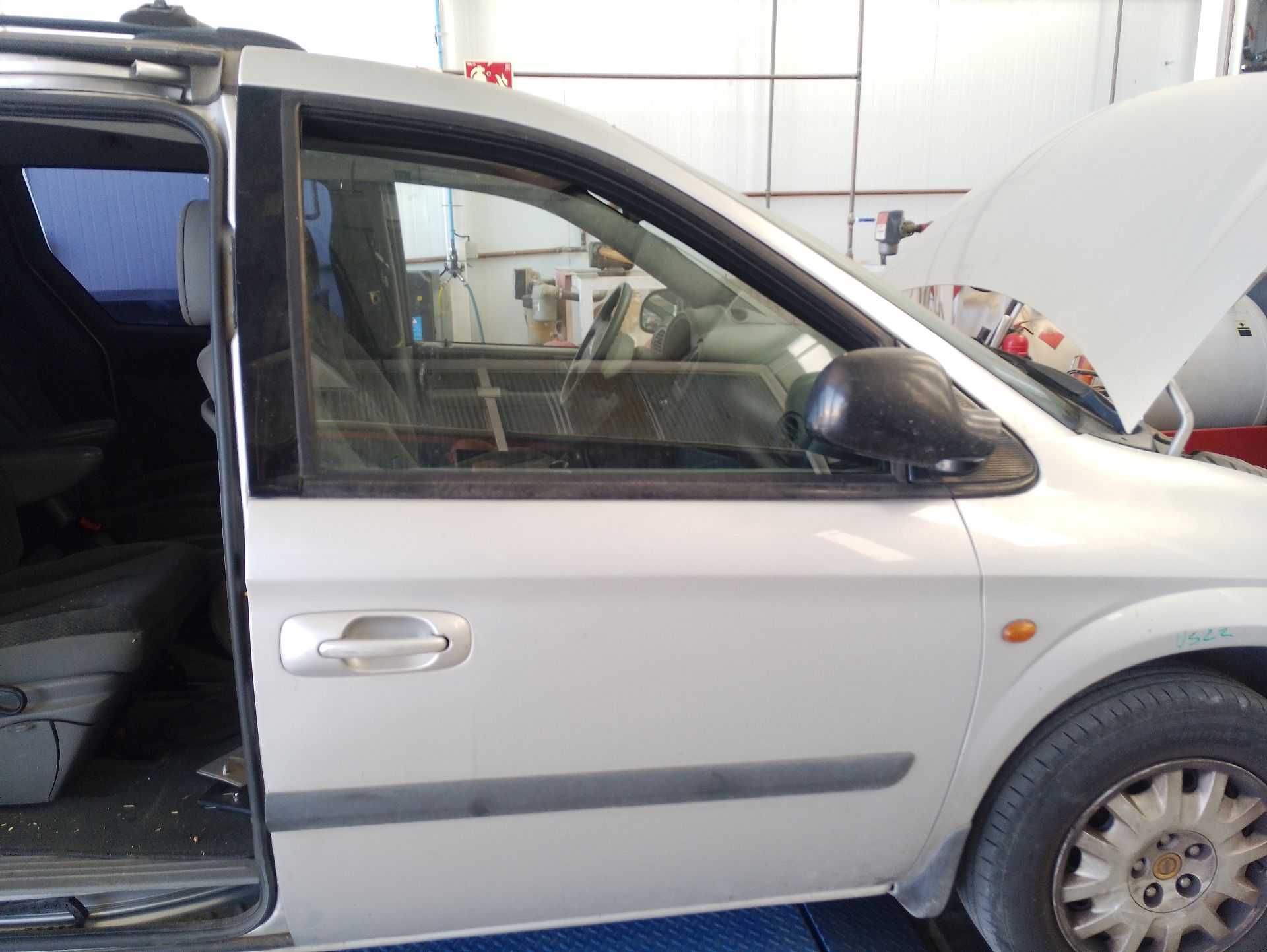 Recambio de puerta delantera derecha para chrysler voyager iv (rg, rs) 2.4 referencia OEM IAM 04717716AF  