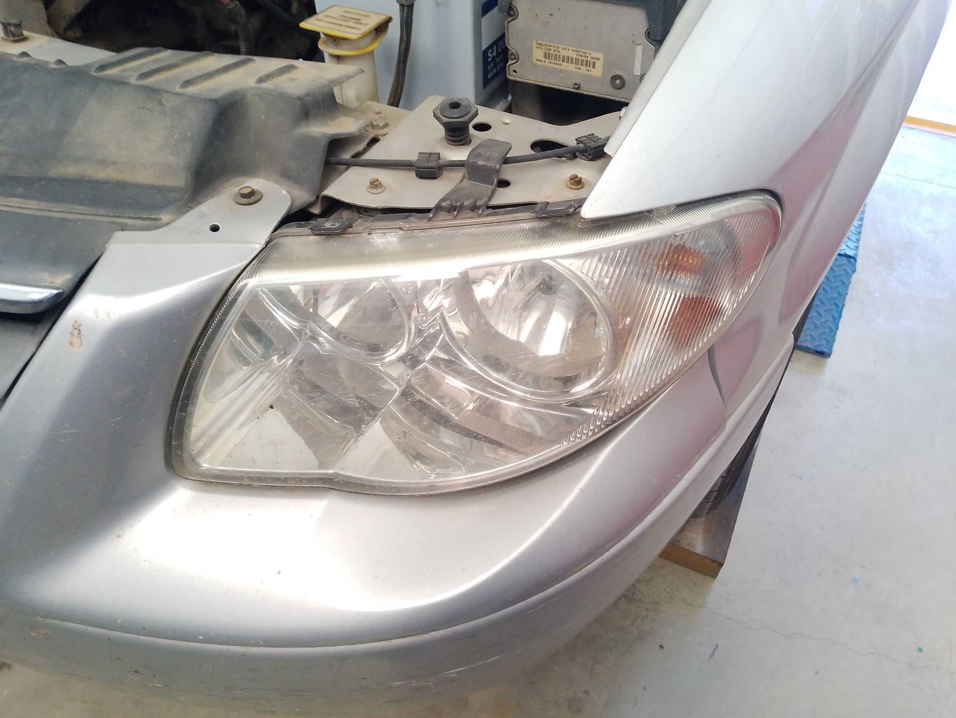 Recambio de faro izquierdo para chrysler voyager iv (rg, rs) 2.4 referencia OEM IAM 04857703AB  