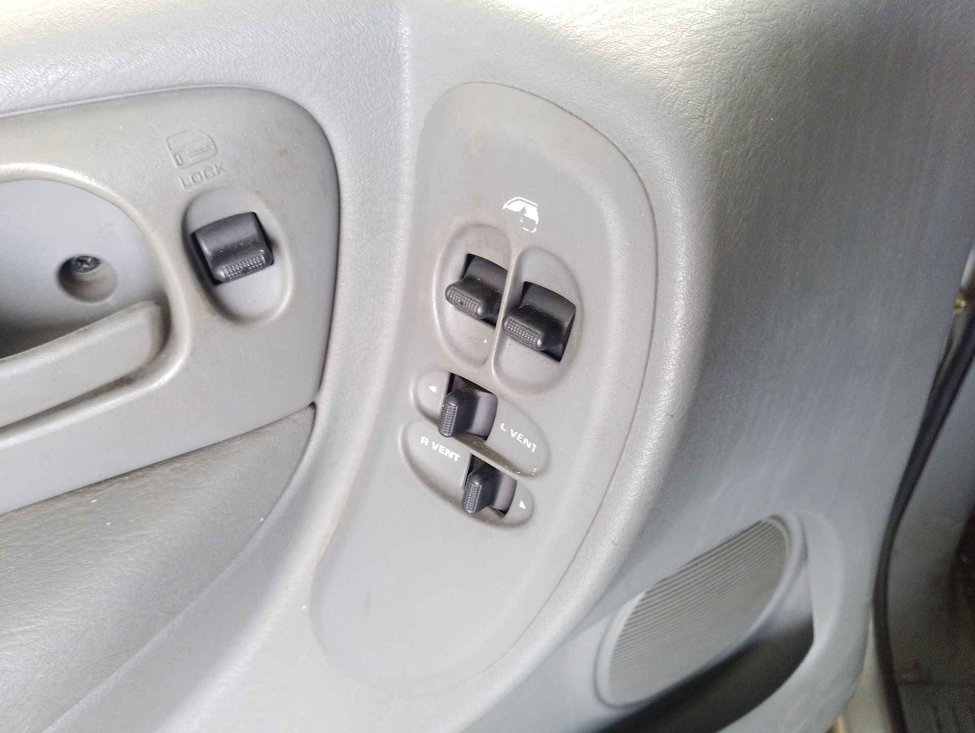 Recambio de mando elevalunas delantero izquierdo para chrysler voyager iv (rg, rs) 2.4 referencia OEM IAM 04685732AA  