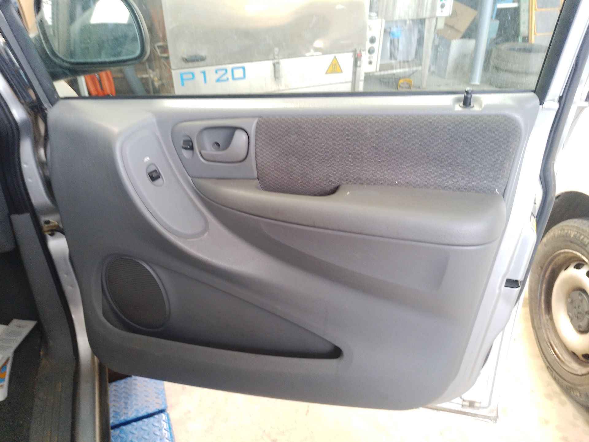 Recambio de guarnecido puerta delantera derecha para chrysler voyager iv (rg, rs) 2.4 referencia OEM IAM   