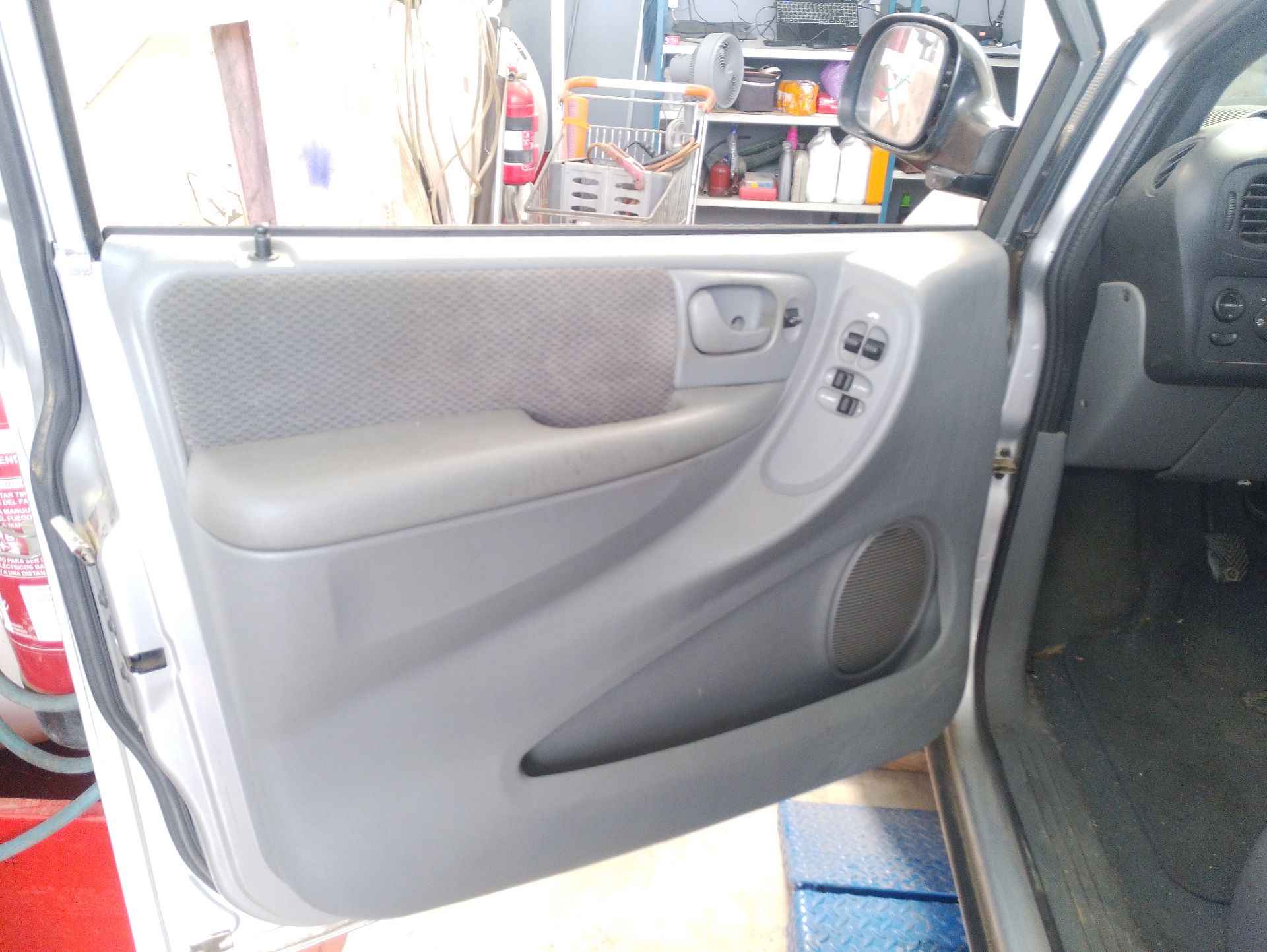 Recambio de guarnecido puerta delantera izquierda para chrysler voyager iv (rg, rs) 2.4 referencia OEM IAM   