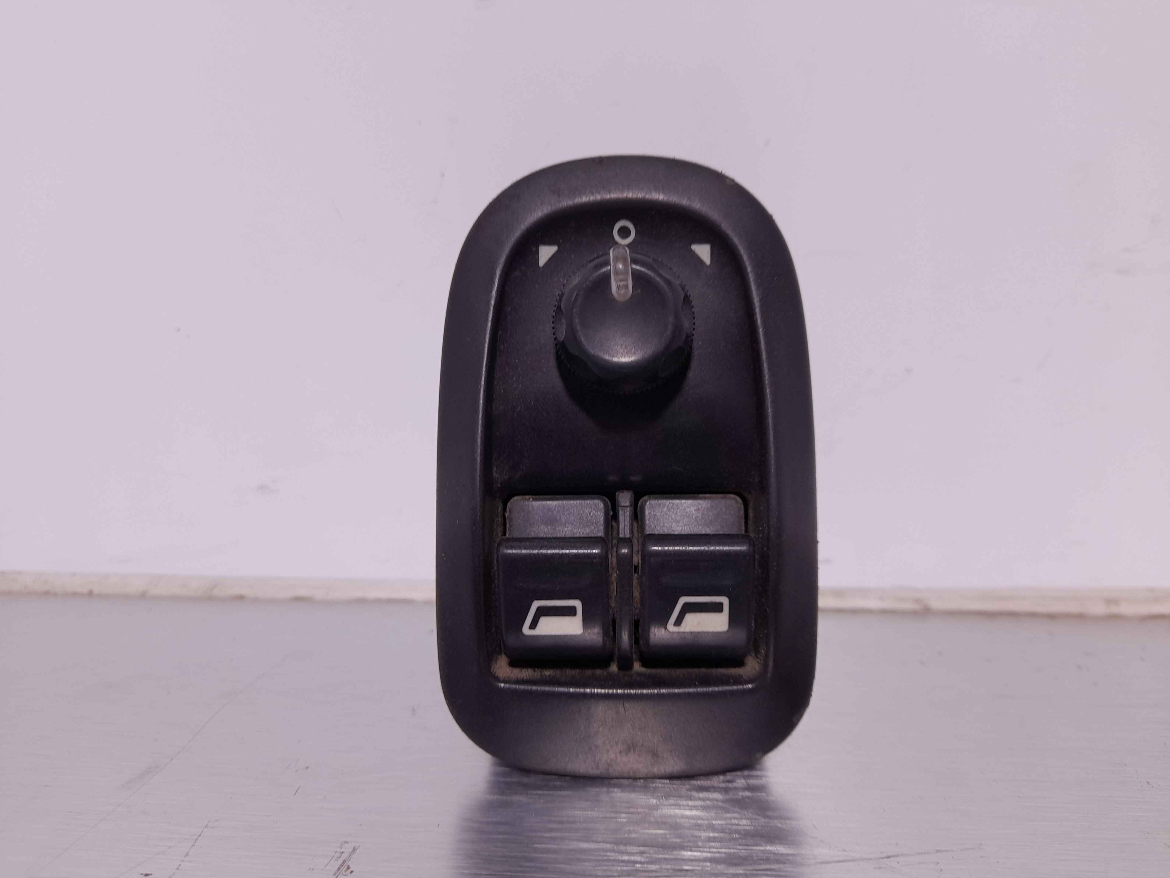 Recambio de mando elevalunas delantero izquierdo para peugeot 306 berlina 3/4/5 puertas (s2) xs referencia OEM IAM   