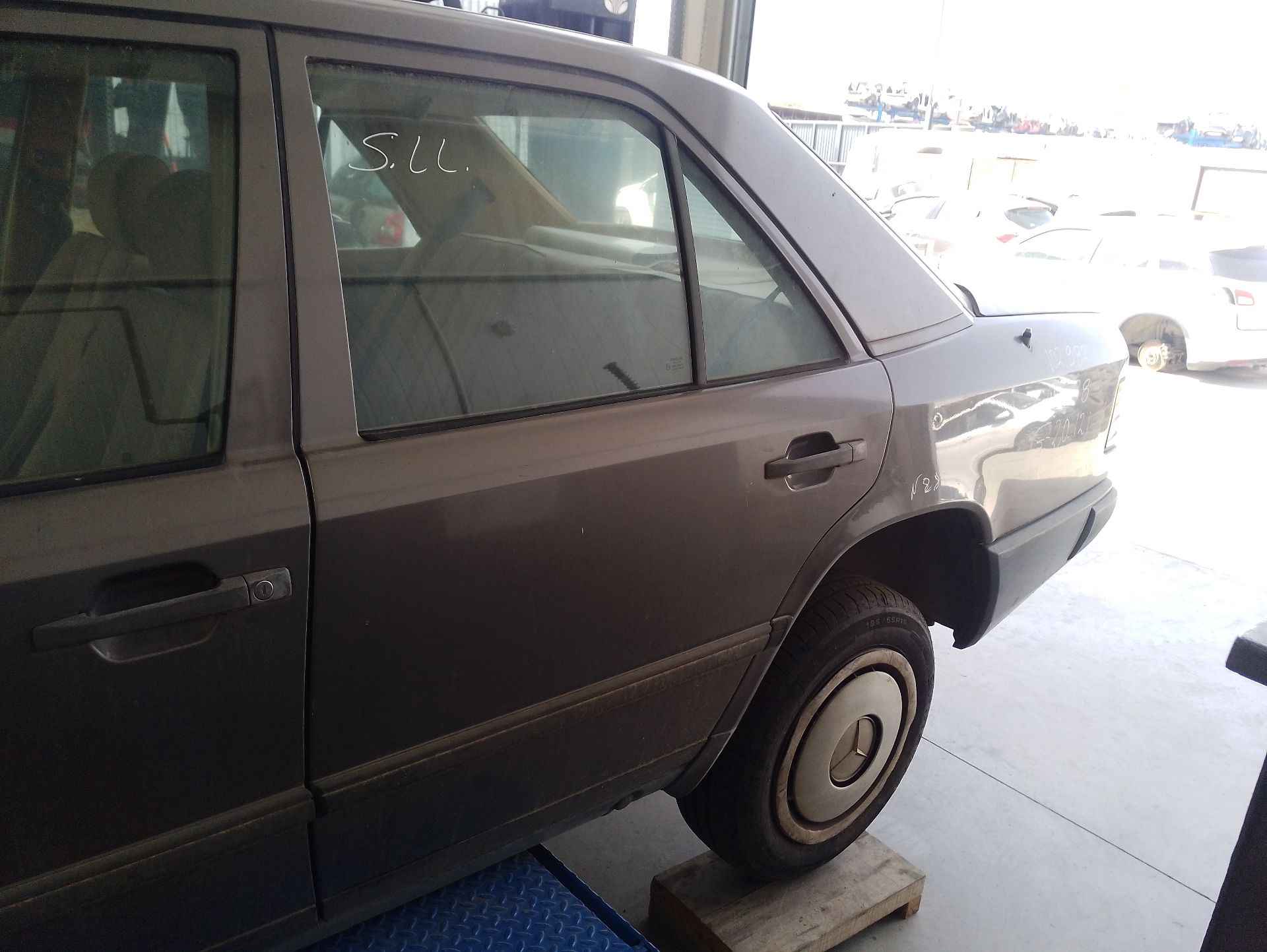 Recambio de puerta trasera izquierda para mercedes-benz 124 sedán (w124) 230 e (124.023) referencia OEM IAM   