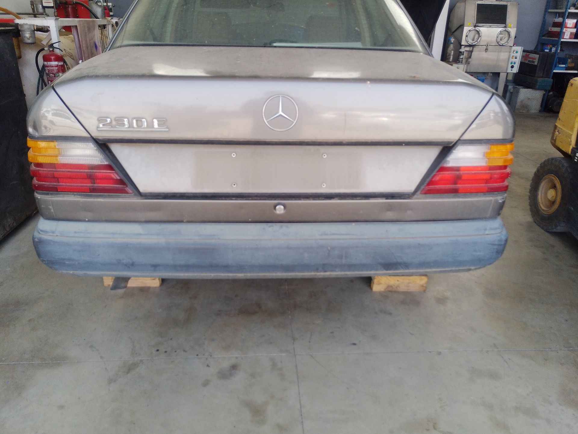 Recambio de paragolpes trasero para mercedes-benz 124 sedán (w124) 230 e (124.023) referencia OEM IAM   