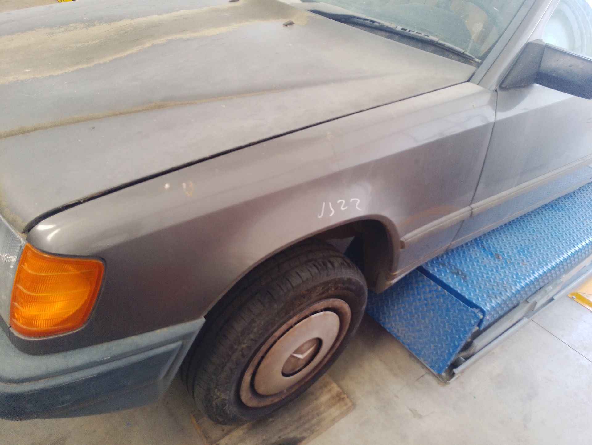 Recambio de aleta delantera izquierda para mercedes-benz 124 sedán (w124) 230 e (124.023) referencia OEM IAM   