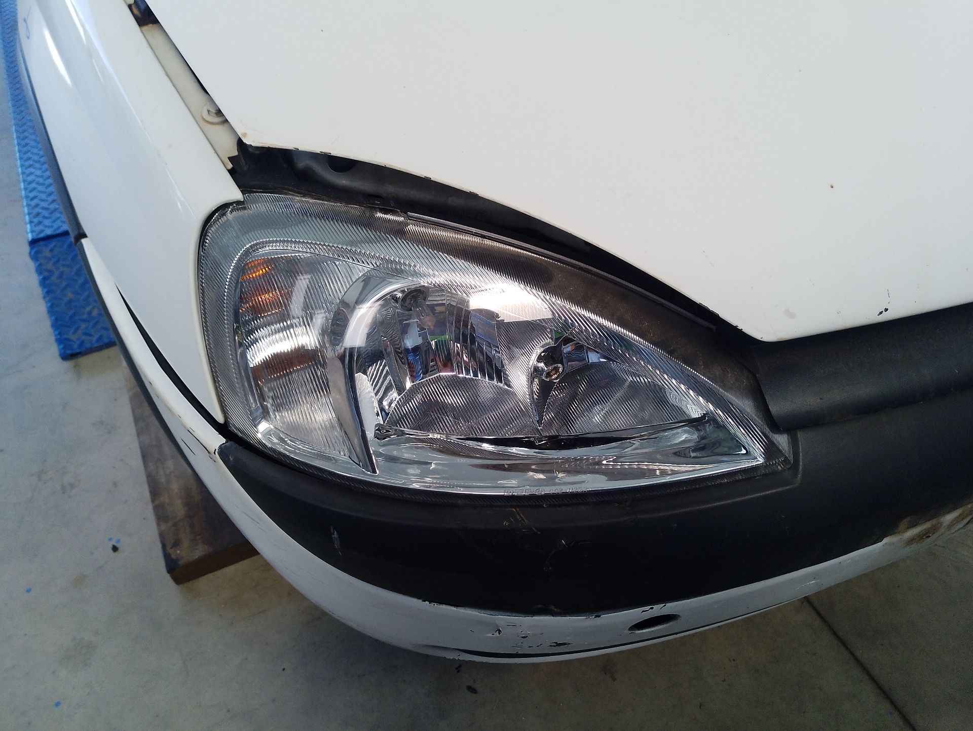 Recambio de faro derecho para opel corsa c (x01) 1.7 di (f08, f68) referencia OEM IAM   