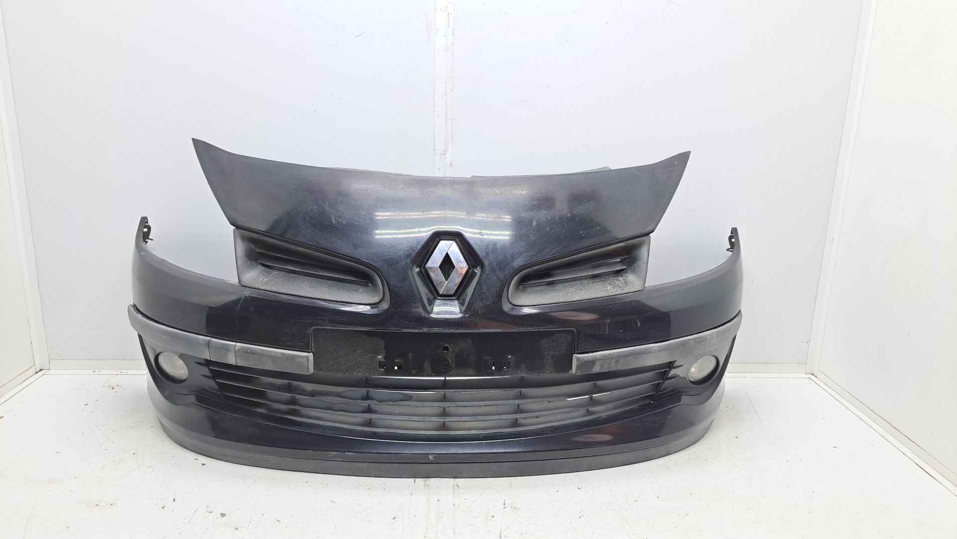 Recambio de paragolpes delantero para renault clio iii confort dynamique referencia OEM IAM 8200681732 8200402106 