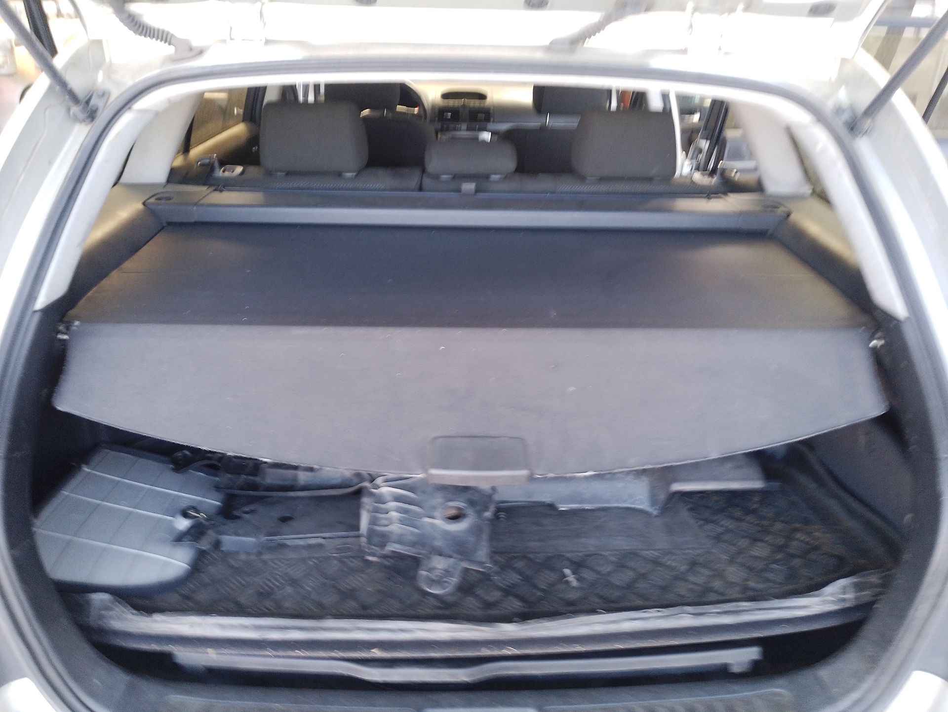 Recambio de bandeja trasera para toyota avensis station wagon (_t25_) 2.0 d-4d (cdt250_) referencia OEM IAM 64910CA013B0  
