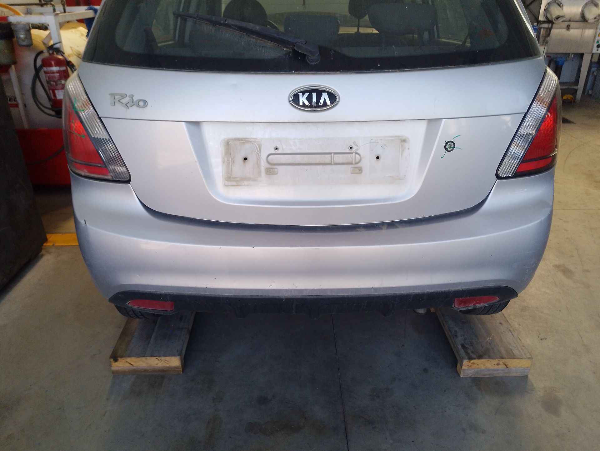 Recambio de paragolpes trasero para kia rio ii (jb) 1.4 16v referencia OEM IAM   
