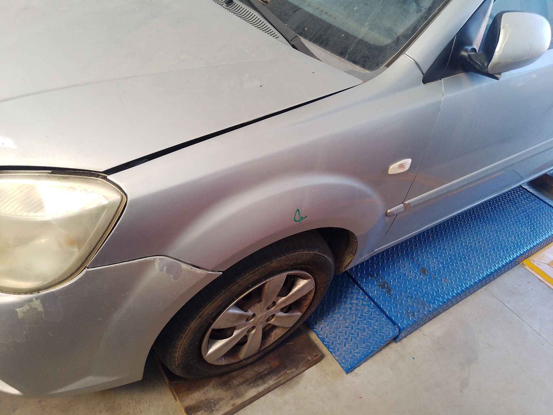 Recambio de aleta delantera izquierda para kia rio ii (jb) 1.4 16v referencia OEM IAM   