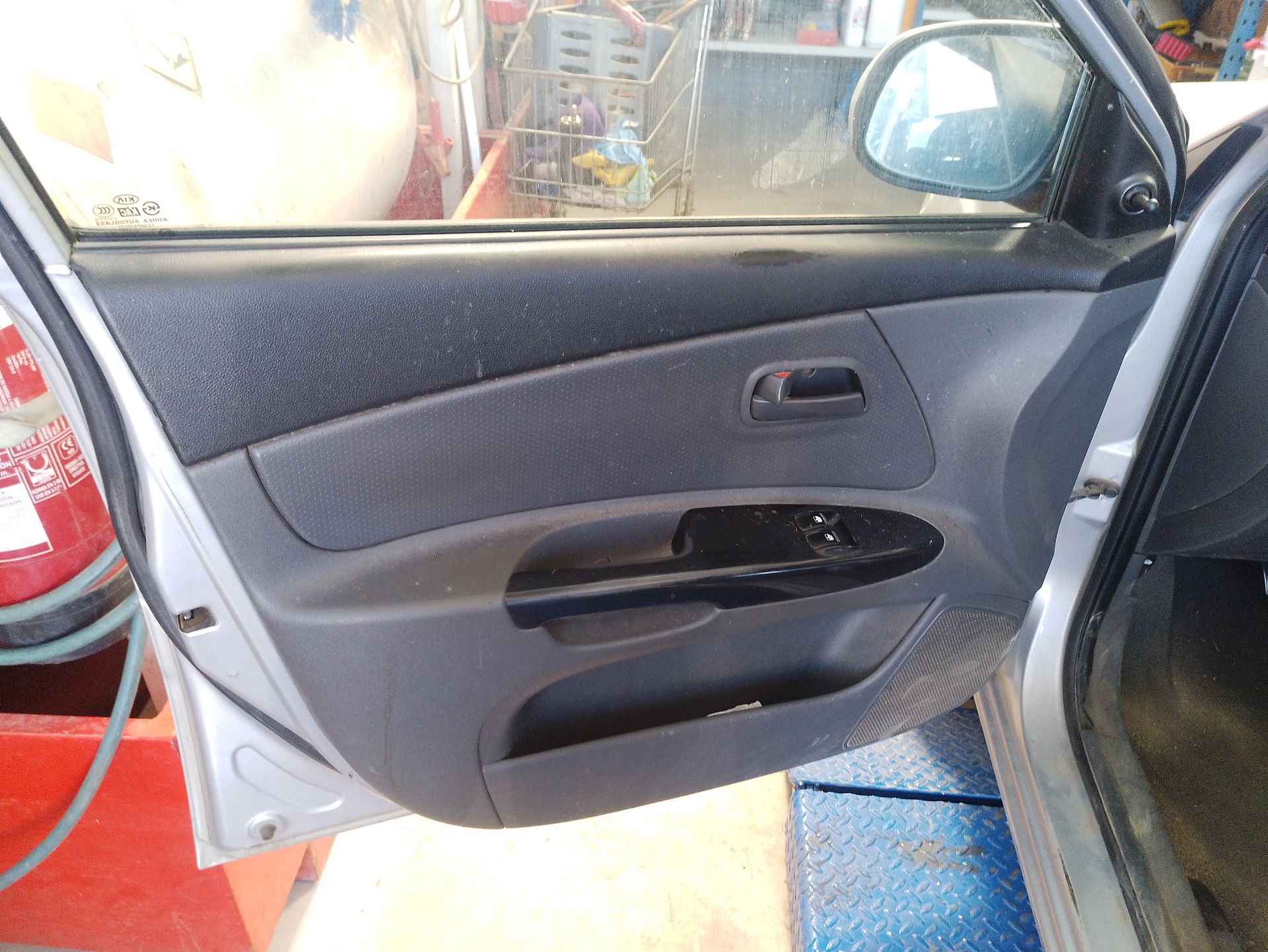 Recambio de guarnecido puerta delantera izquierda para kia rio ii (jb) 1.4 16v referencia OEM IAM   