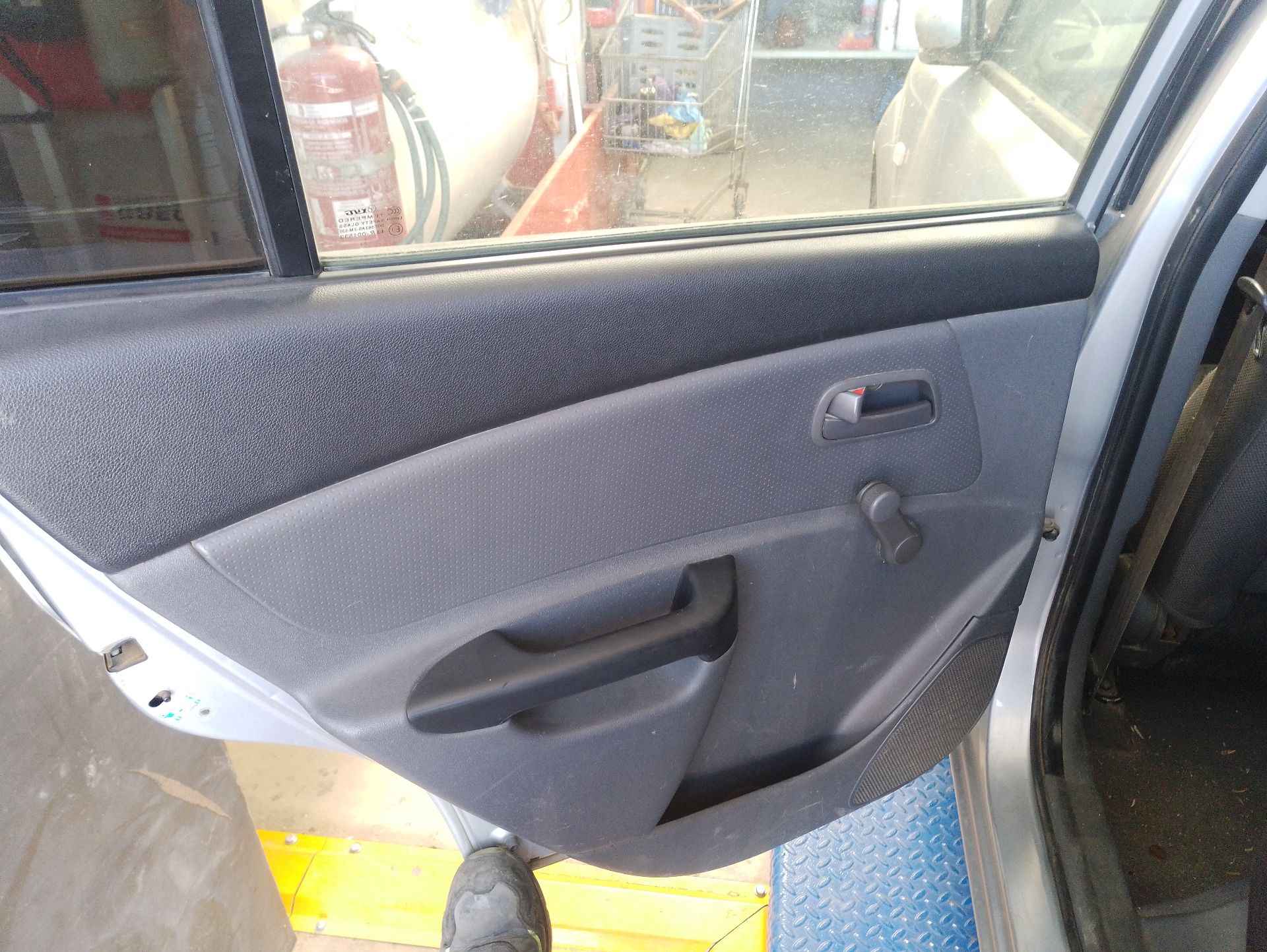 Recambio de guarnecido puerta trasera izquierda para kia rio ii (jb) 1.4 16v referencia OEM IAM   