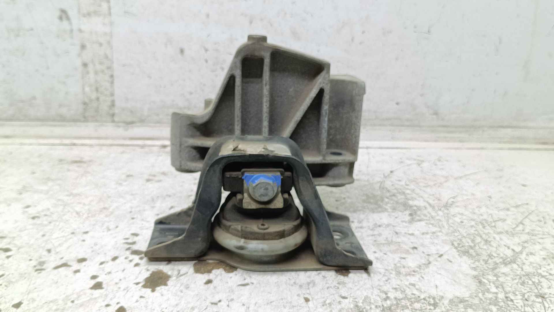 Recambio de soporte motor derecho para renault clio iii confort dynamique referencia OEM IAM   