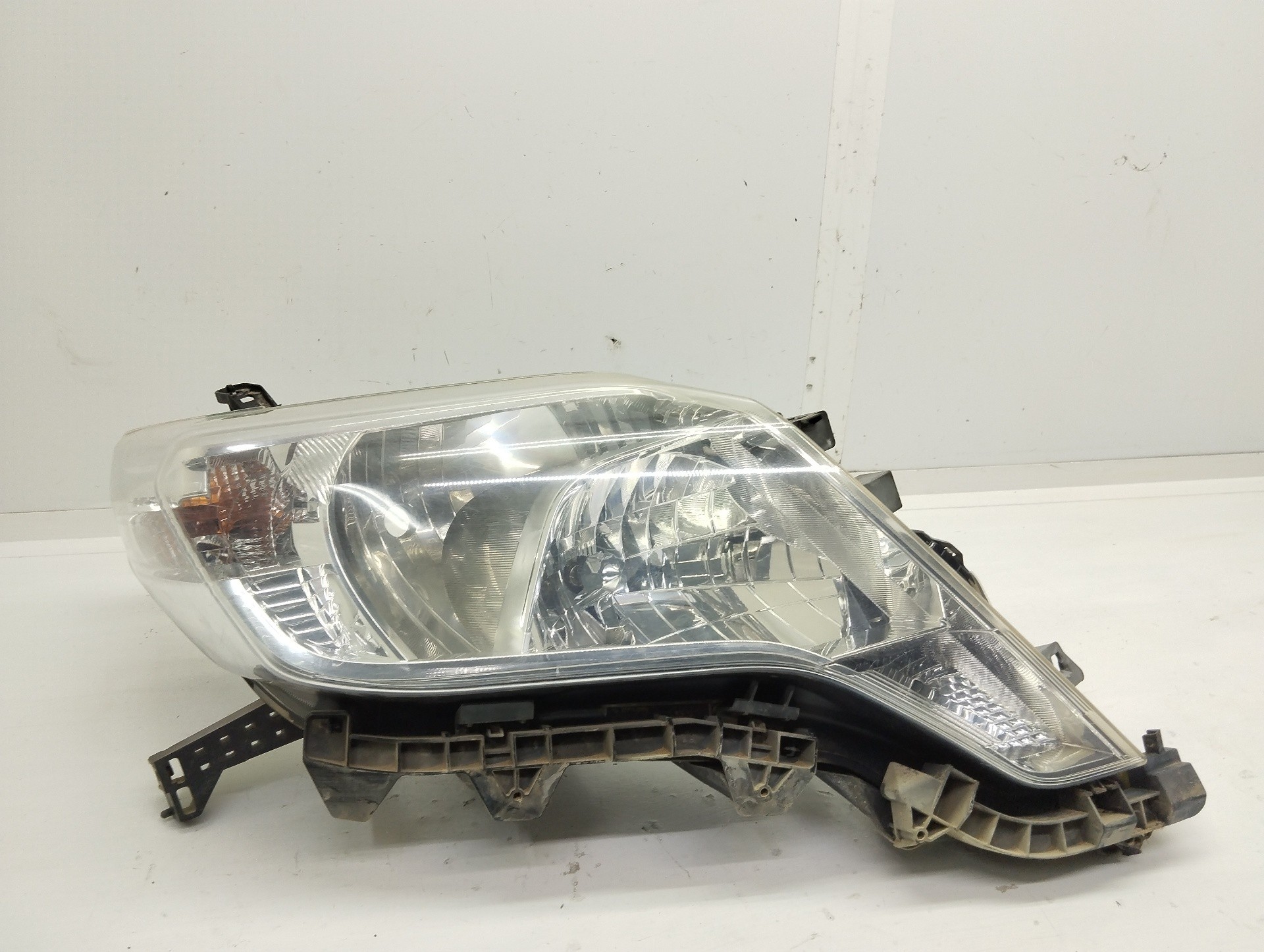 Recambio de faro derecho para toyota land cruiser (j15) basis referencia OEM IAM 8113060J00  