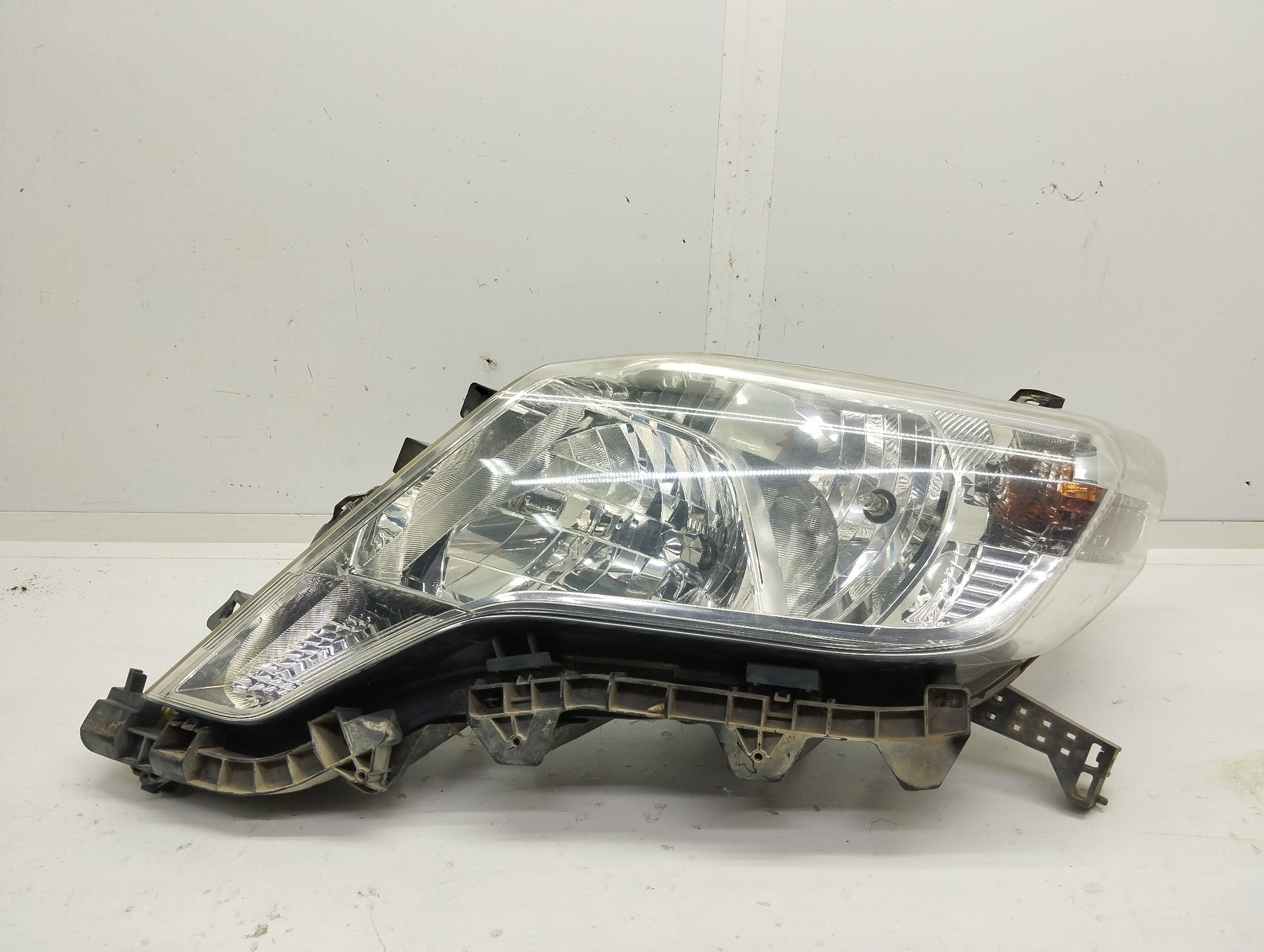 Recambio de faro izquierdo para toyota land cruiser (j15) basis referencia OEM IAM 8117060J00  
