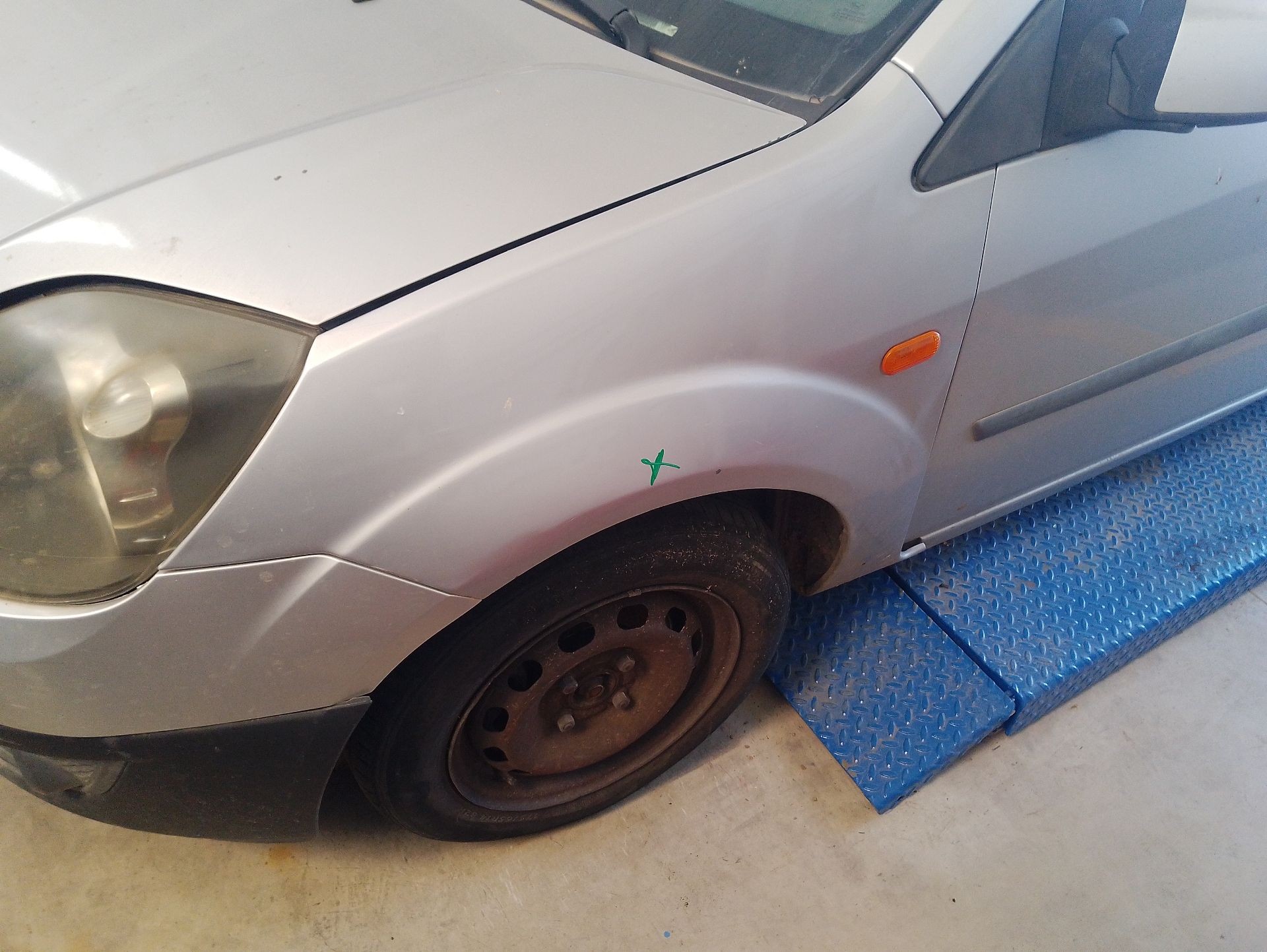 Recambio de aleta delantera izquierda para ford fiesta v (jh_, jd_) 1.4 16v referencia OEM IAM 1405185  