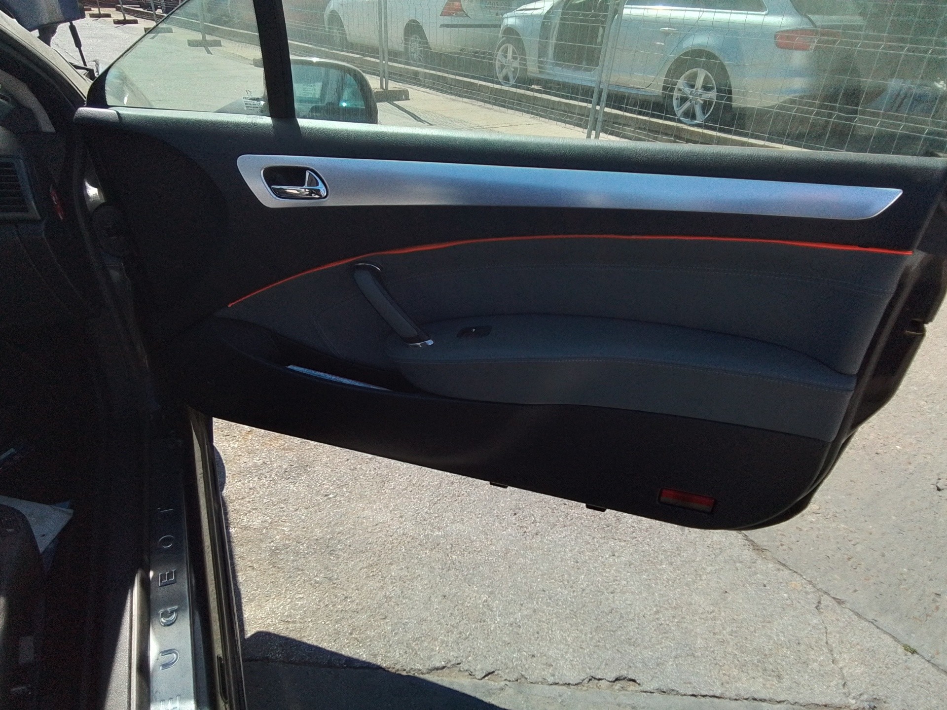 Recambio de guarnecido puerta delantera derecha para peugeot 407 coupe básico referencia OEM IAM   