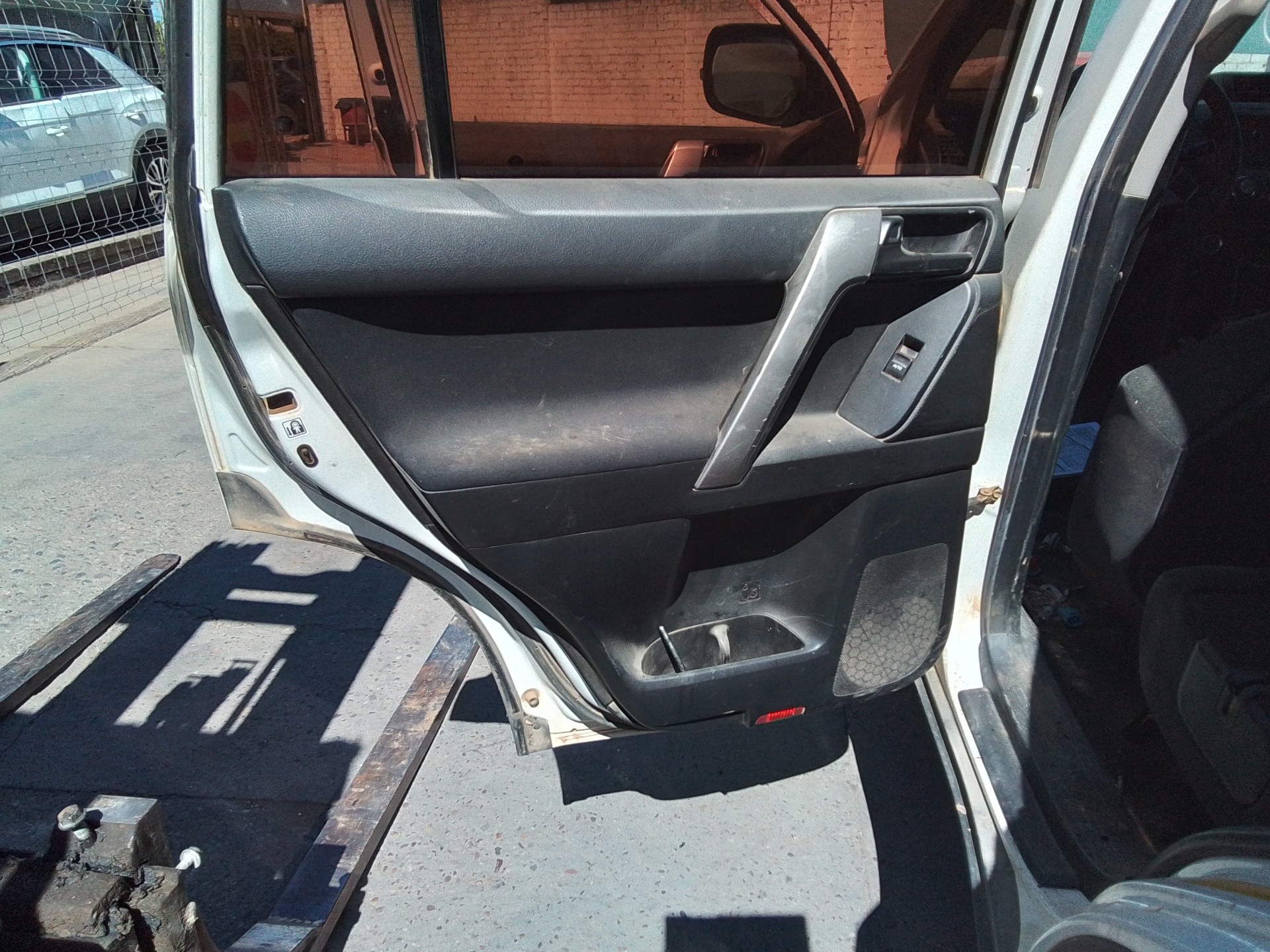 Recambio de guarnecido puerta trasera izquierda para toyota land cruiser (j15) basis referencia OEM IAM   