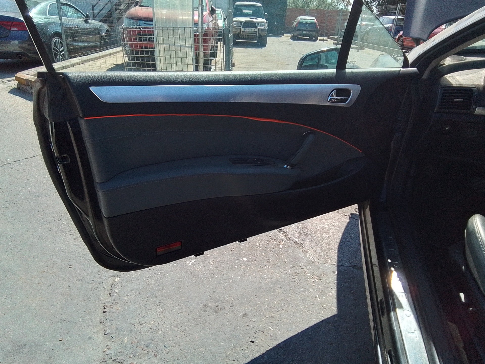 Recambio de guarnecido puerta delantera izquierda para peugeot 407 coupe básico referencia OEM IAM   