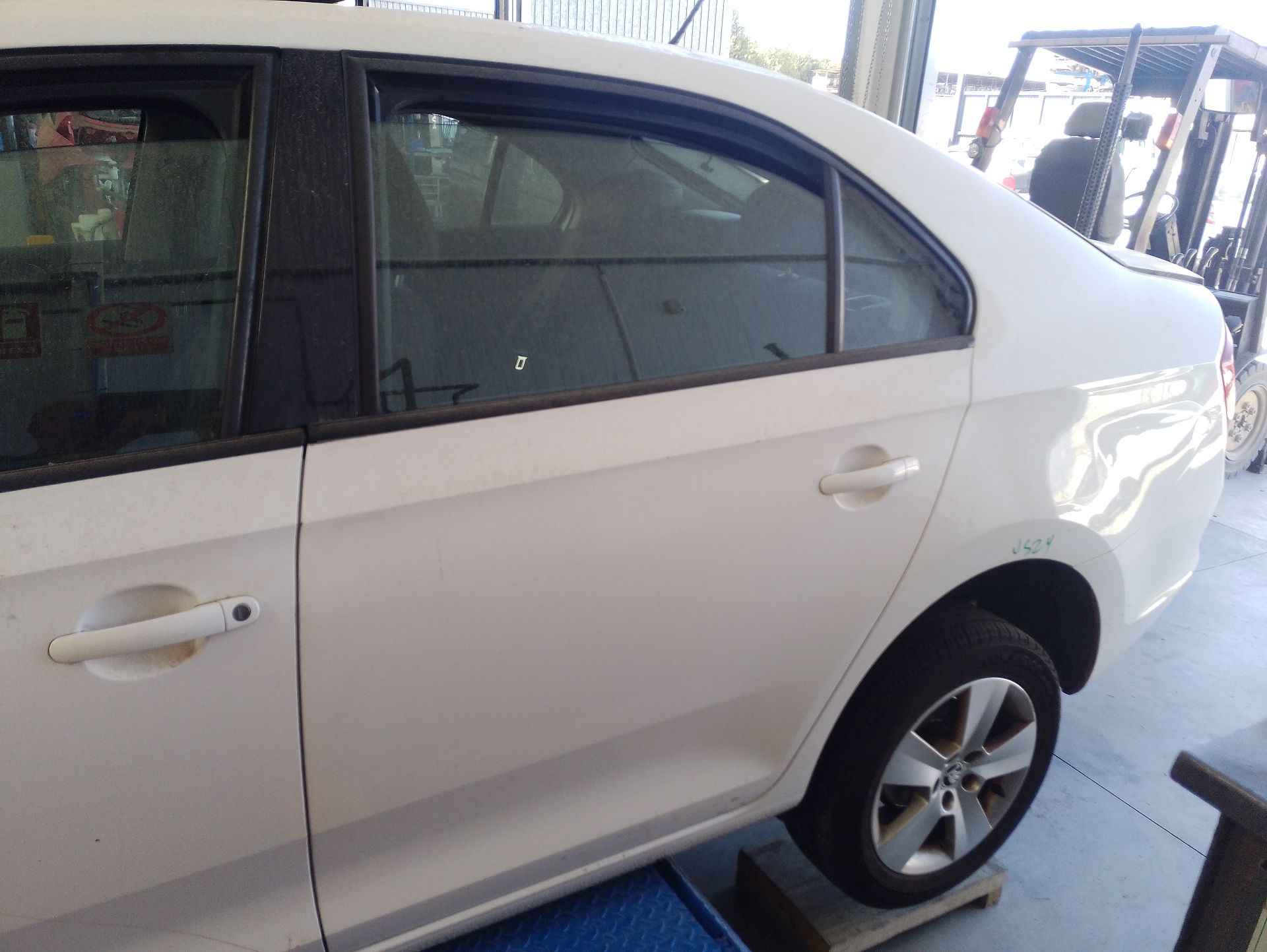 Recambio de puerta trasera izquierda para skoda rapid (nh3, nk3, nk6) 1.6 tdi referencia OEM IAM 5JA833055B  