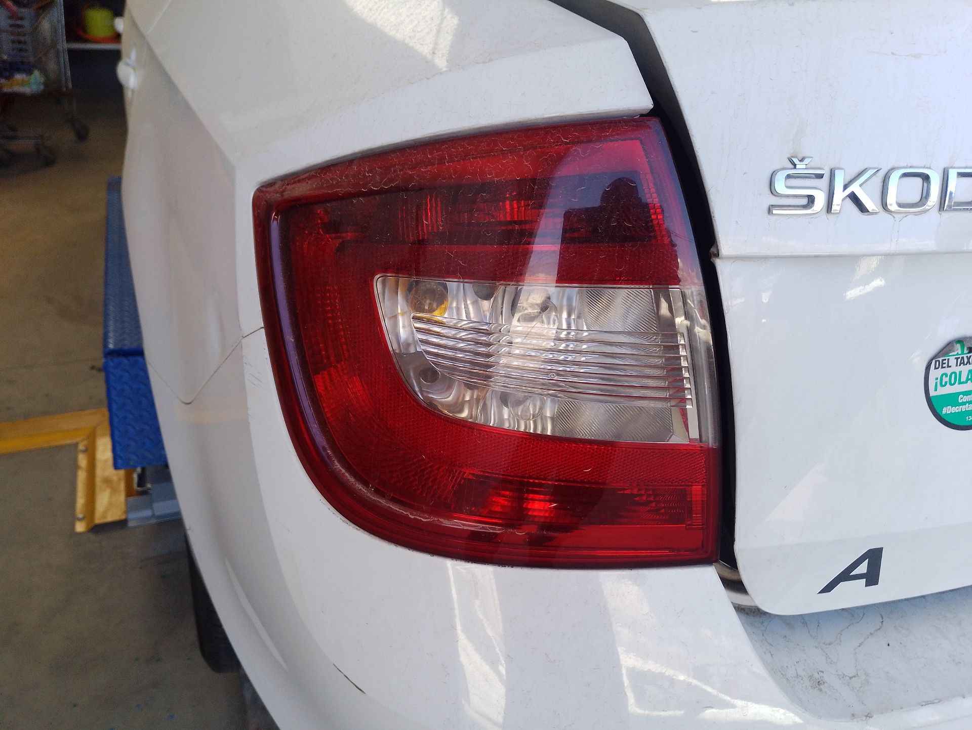 Recambio de piloto trasero izquierdo para skoda rapid (nh3, nk3, nk6) 1.6 tdi referencia OEM IAM 5JH945111 / 5JH945111A  