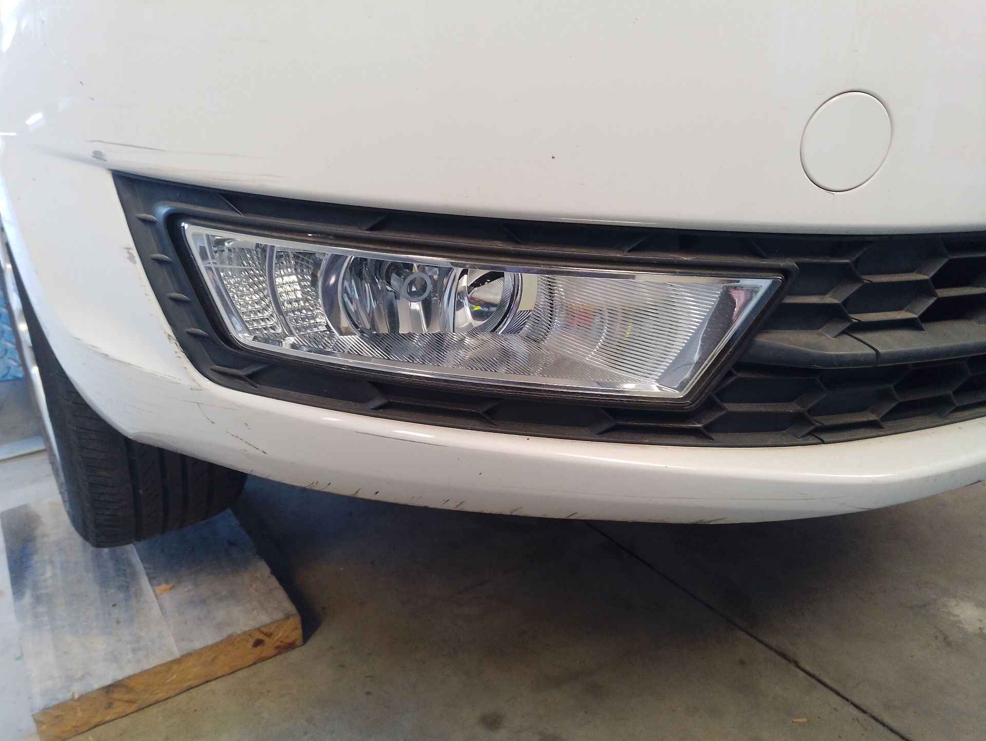 Recambio de faro antiniebla derecho para skoda rapid (nh3, nk3, nk6) 1.6 tdi referencia OEM IAM 5JA941700B  