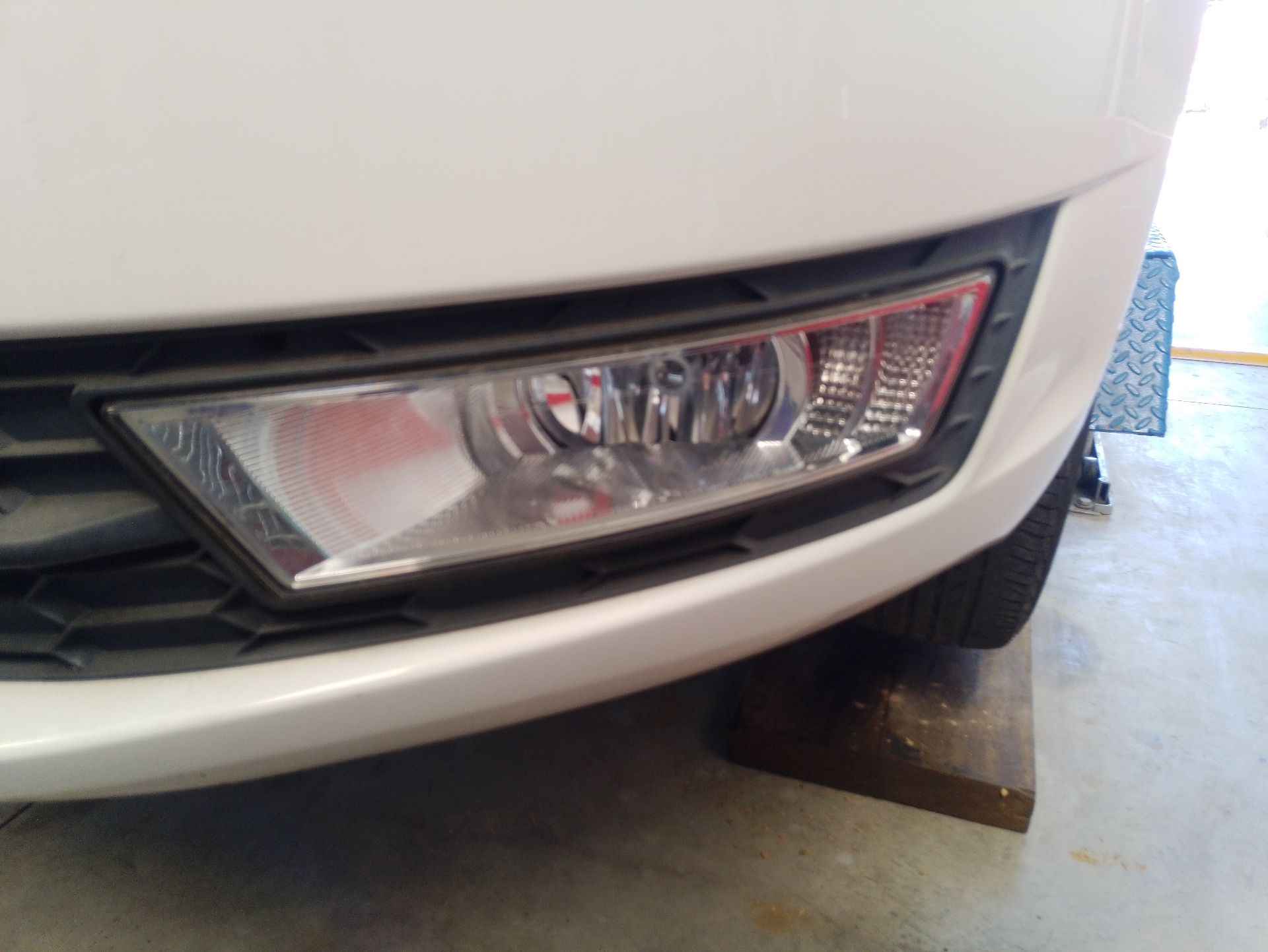 Recambio de faro antiniebla izquierdo para skoda rapid (nh3, nk3, nk6) 1.6 tdi referencia OEM IAM 5JA941699B  