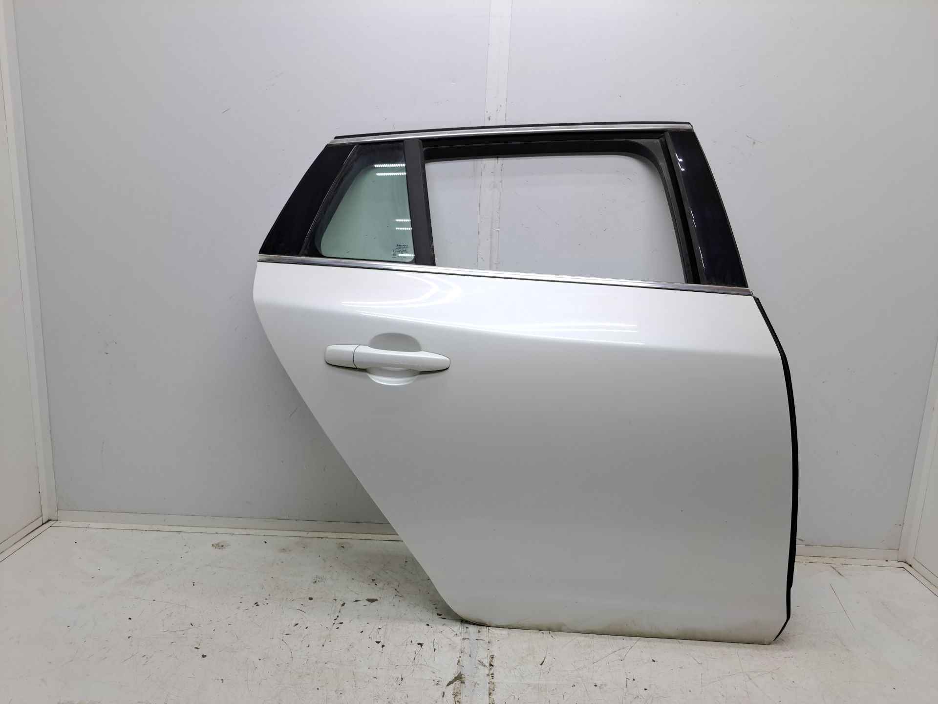 Recambio de puerta trasera derecha para volvo v60 kombi plug-in hybrid awd referencia OEM IAM   