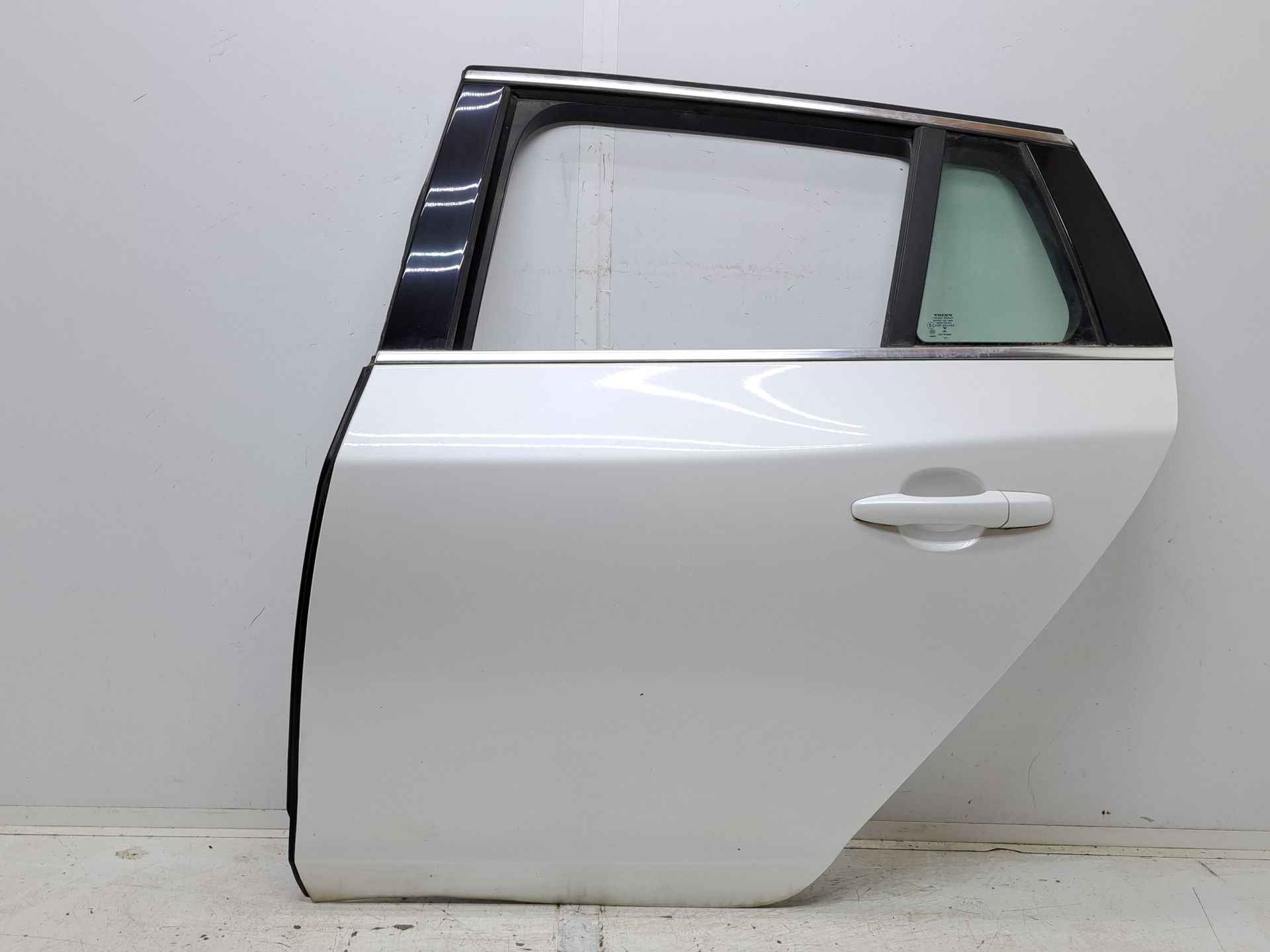 Recambio de puerta trasera izquierda para volvo v60 kombi plug-in hybrid awd referencia OEM IAM   