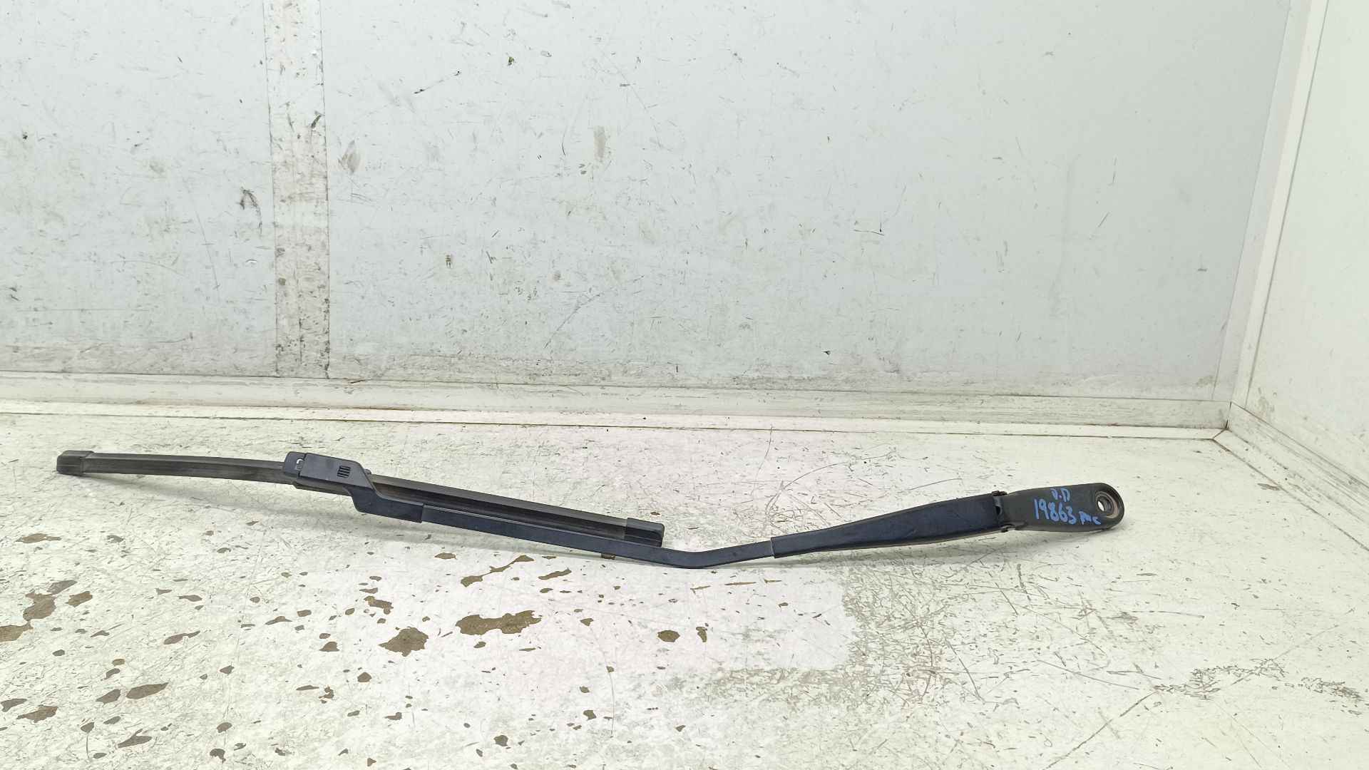 Recambio de brazo limpia delantero derecho para volvo v60 kombi plug-in hybrid awd referencia OEM IAM 30753505L  