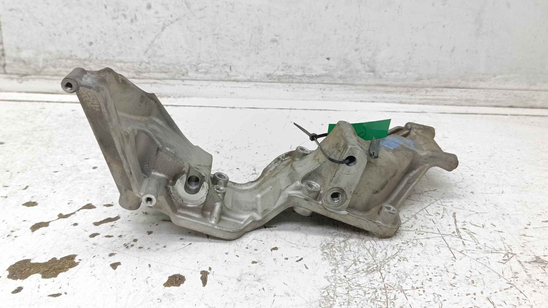 Recambio de soporte alternador para volvo v60 kombi plug-in hybrid awd referencia OEM IAM 31367268  