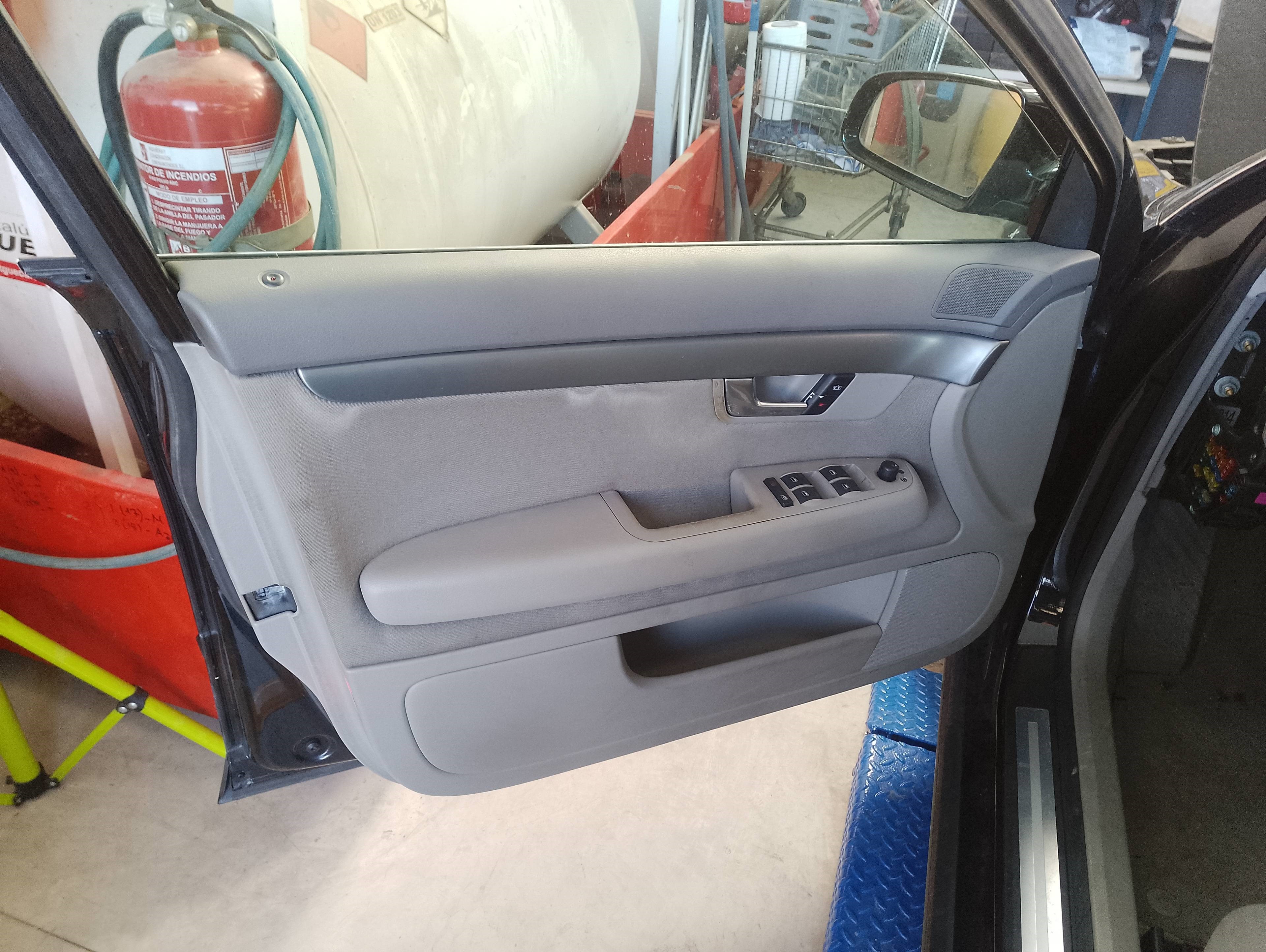 Recambio de guarnecido puerta delantera izquierda para audi a4 berlina (8e) 2.0 referencia OEM IAM 8E1867105  