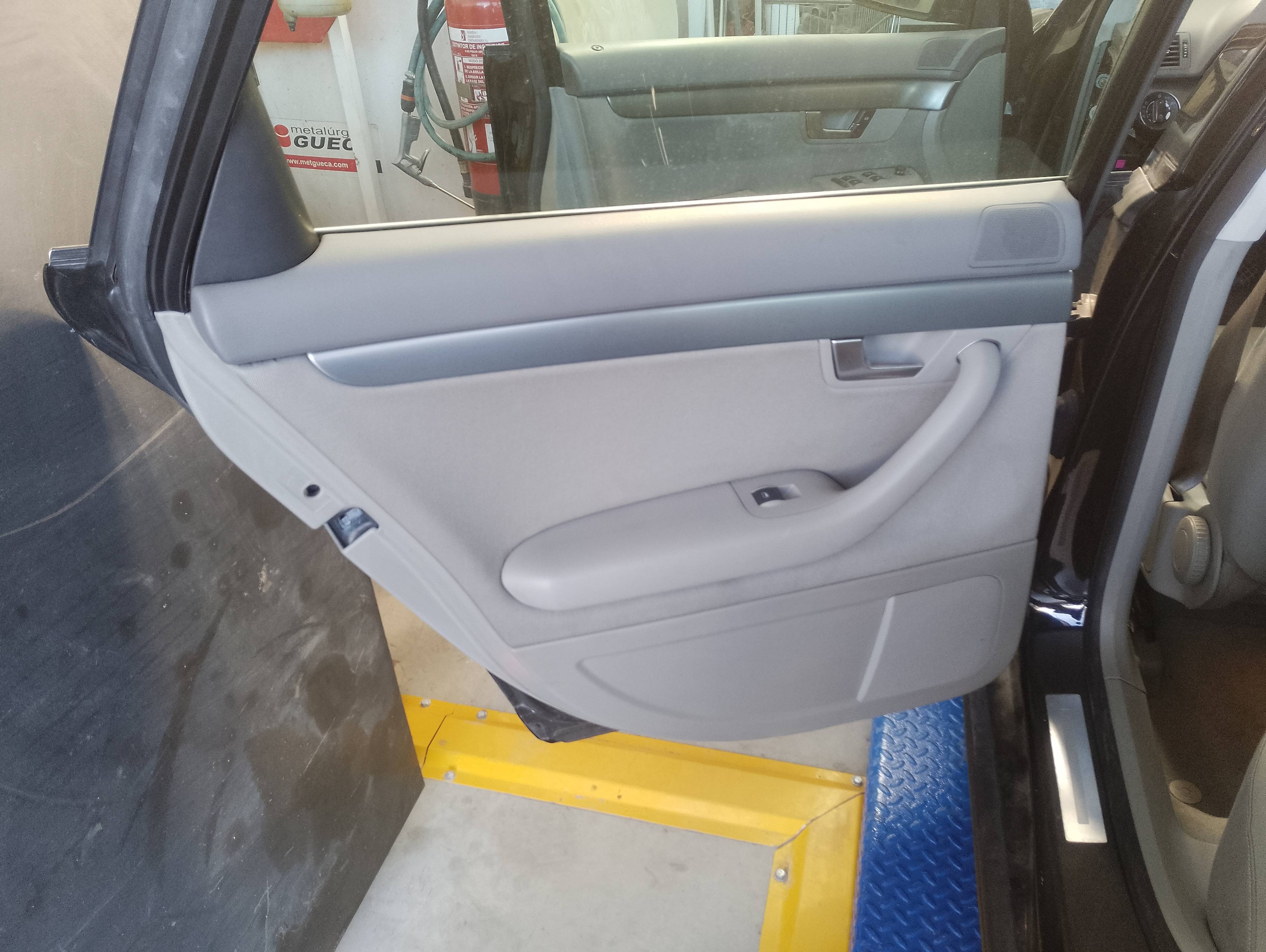 Recambio de guarnecido puerta trasera izquierda para audi a4 berlina (8e) 2.0 referencia OEM IAM 8E0867305  