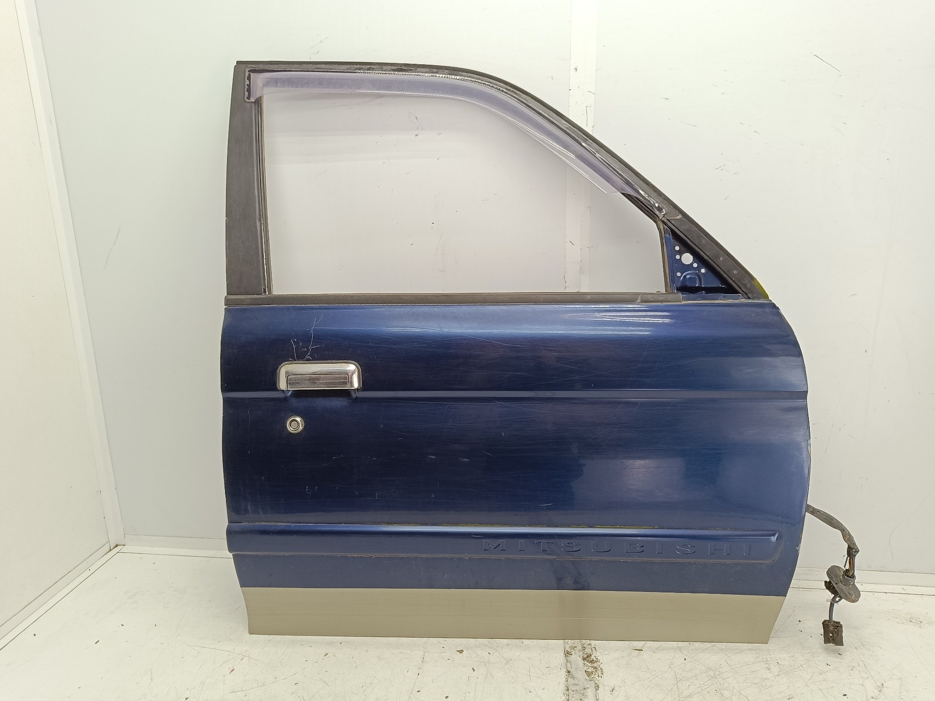 Recambio de puerta delantera derecha para mitsubishi montero sport (k90) 2.5 td gls referencia OEM IAM   