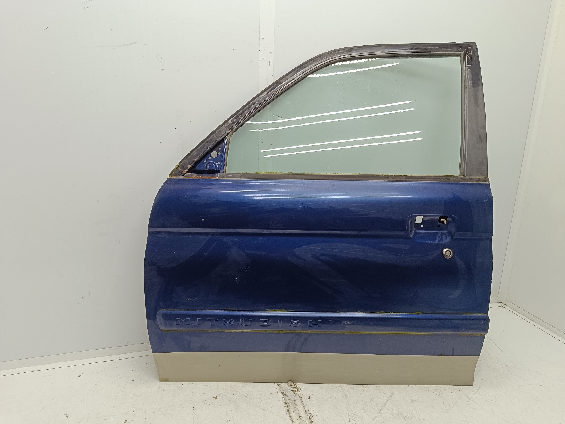 Recambio de puerta delantera izquierda para mitsubishi montero sport (k90) 2.5 td gls referencia OEM IAM   